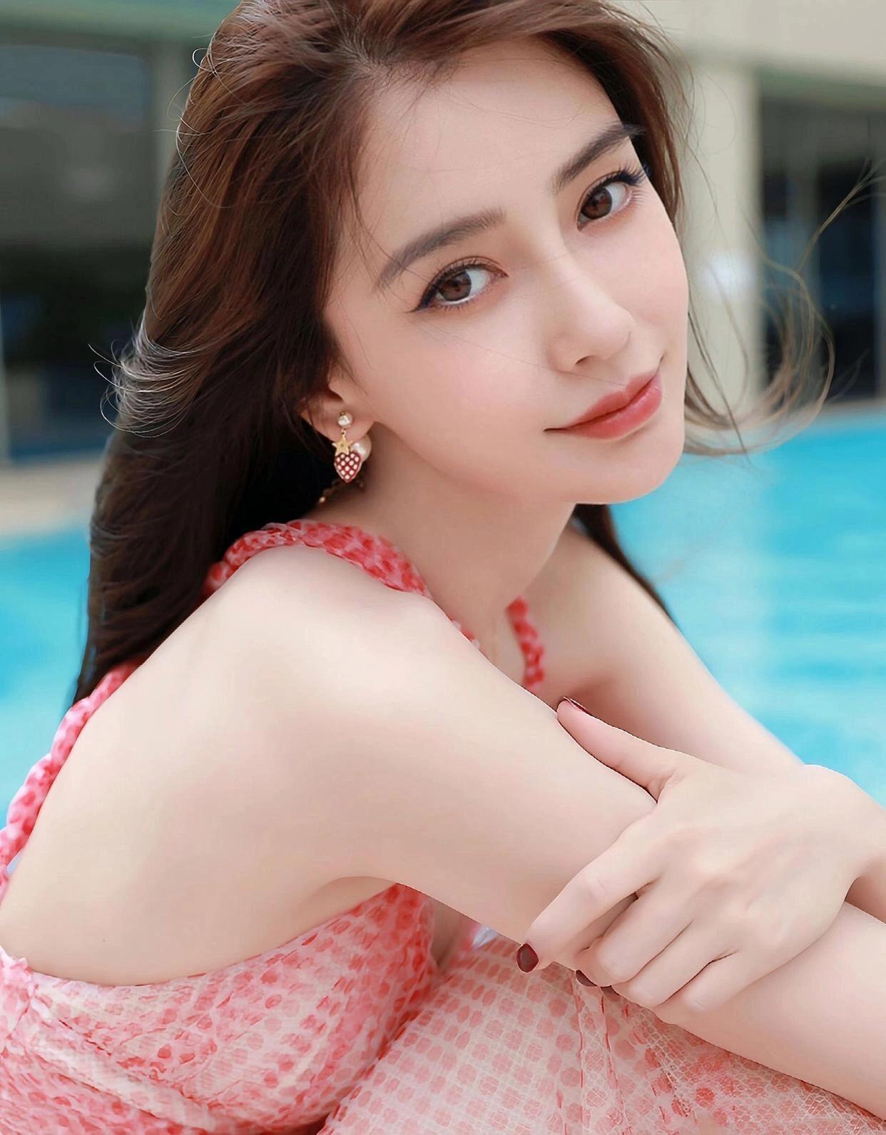 夏日泳池边,angelababy比心 pose,甜美如水中花.