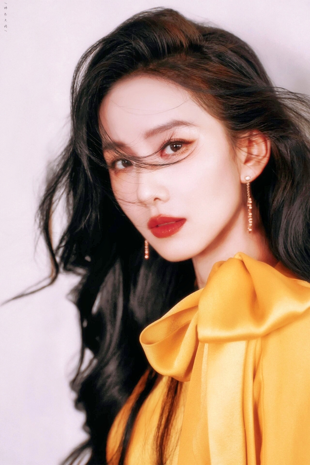 黑发女子的魅惑眼神97  94看那,图中的黑发女子,宛如画中走出的