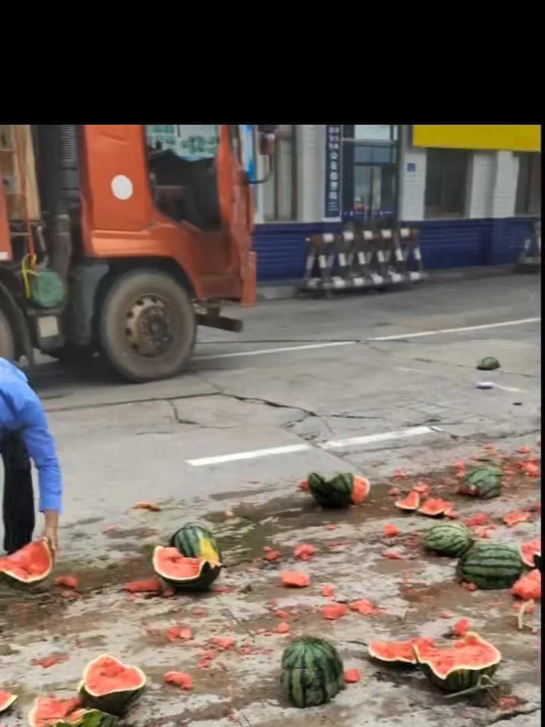 这个卖西瓜的老板肯定会亏大了,这些路过的众人也拿着西瓜吃起来,难道