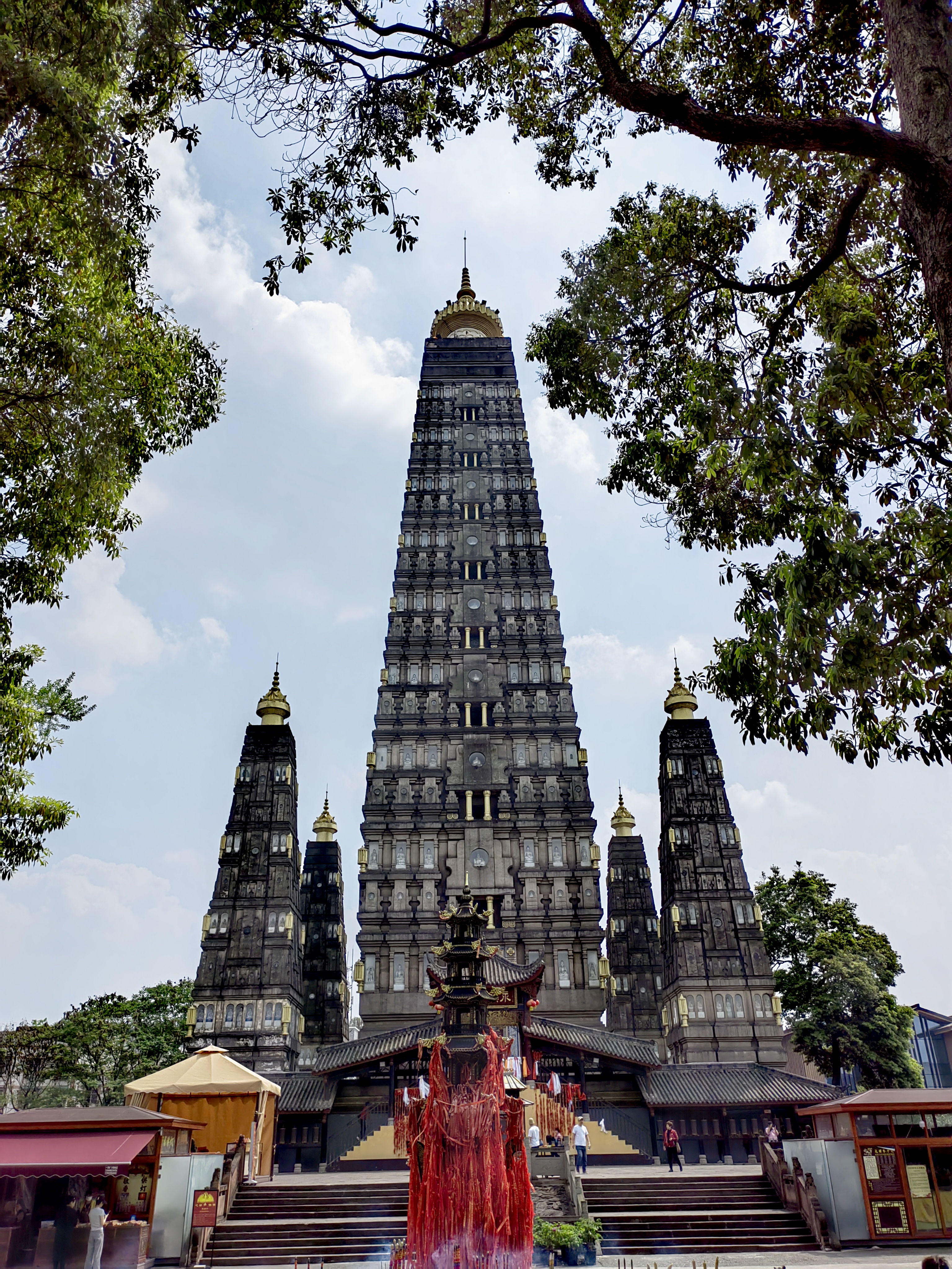 彭州龙兴寺,释迦牟尼佛塔.[鲜花][鲜花][鲜花]
