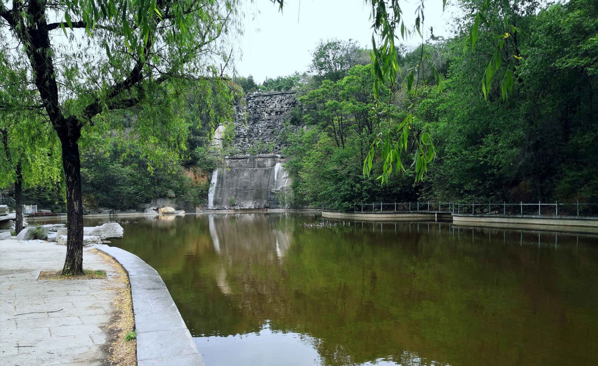 地理答啦摄影:济南鲍山公园,映月湖#知识领航人#旅游地理#济南