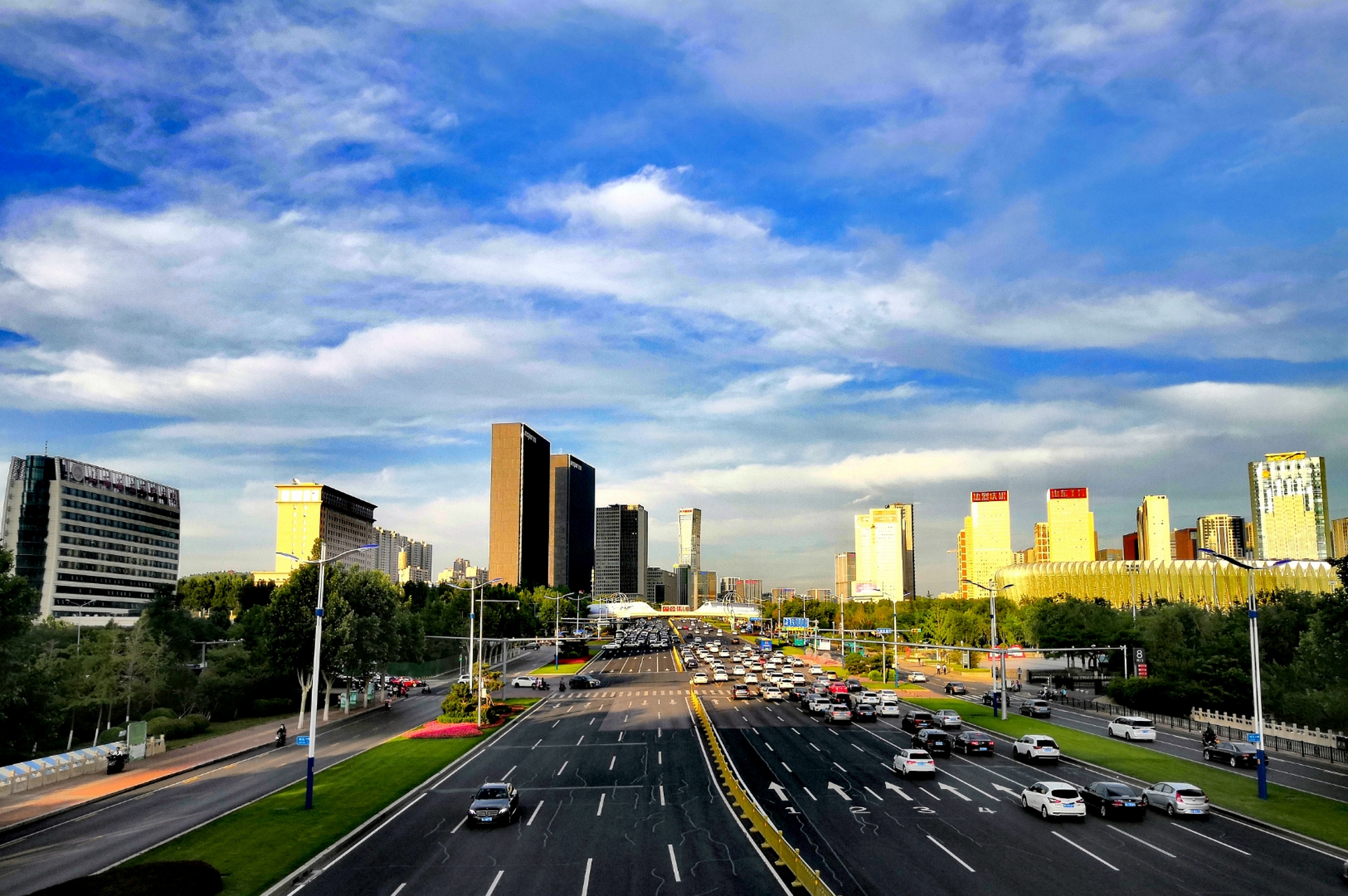 济南东部,高楼林立,天空湛蓝,云卷云舒