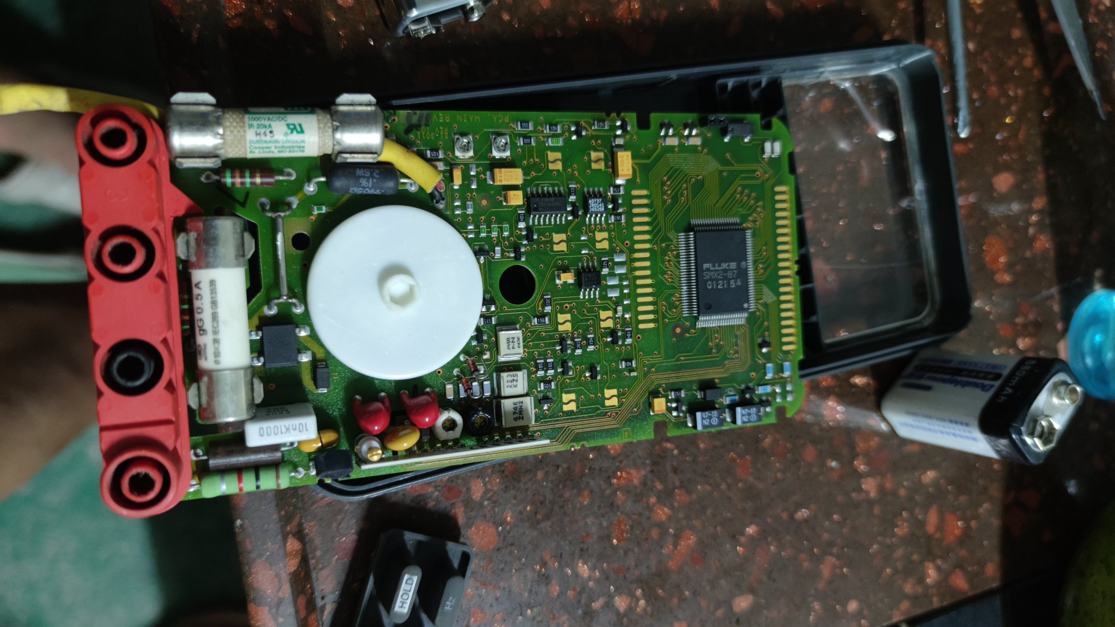 有哪位大神知道这个福禄克87-3万用表这个是多大的电容(箭头所示)