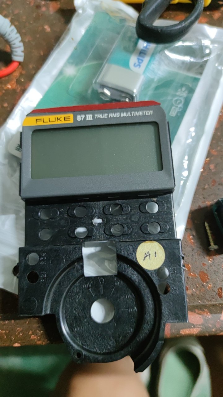 有哪位大神知道这个福禄克87-3万用表这个是多大的电容(箭头所示)