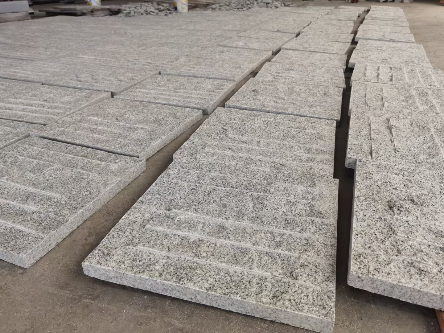 热点引擎计划# #石材#  #动态连更挑战# 芝麻白石材自然面加工产品