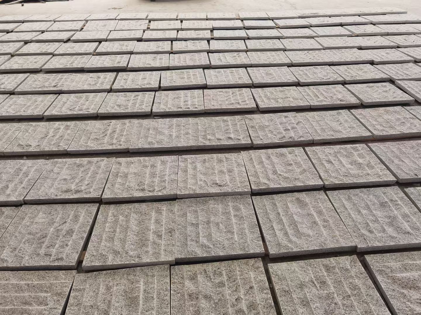 热点引擎计划# #石材#  #动态连更挑战# 芝麻白石材自然面加工产品