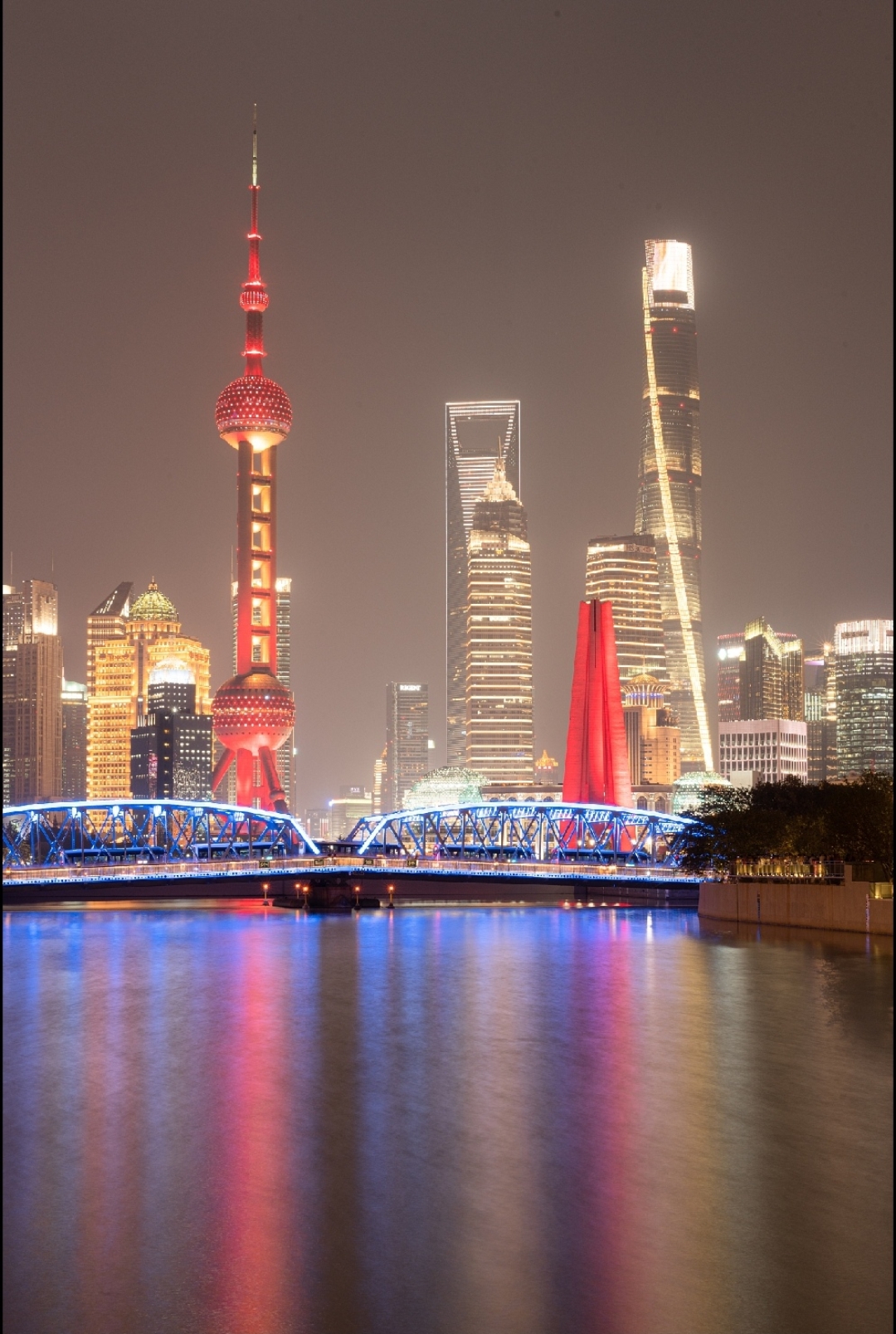 95 上海,这座繁华都市,夜晚的灯光如同星辰般璀璨.