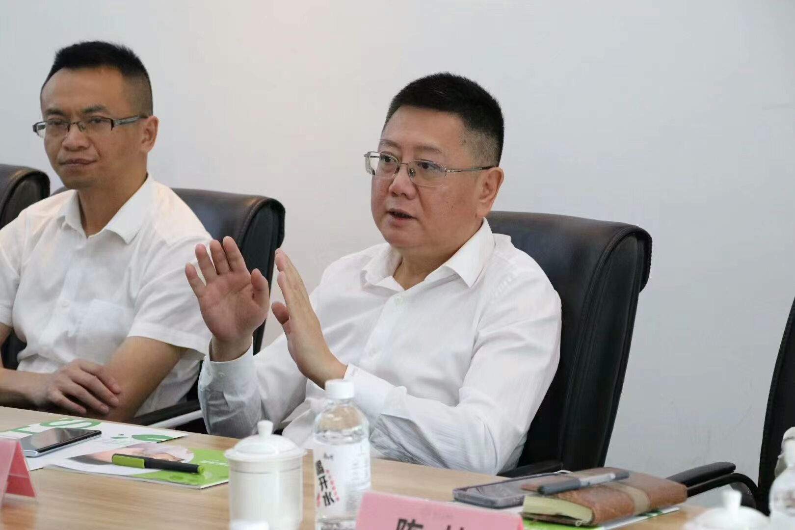 6月15日,成都东部新区管委会副主任黄伟一行莅临泰东方国际总部考察