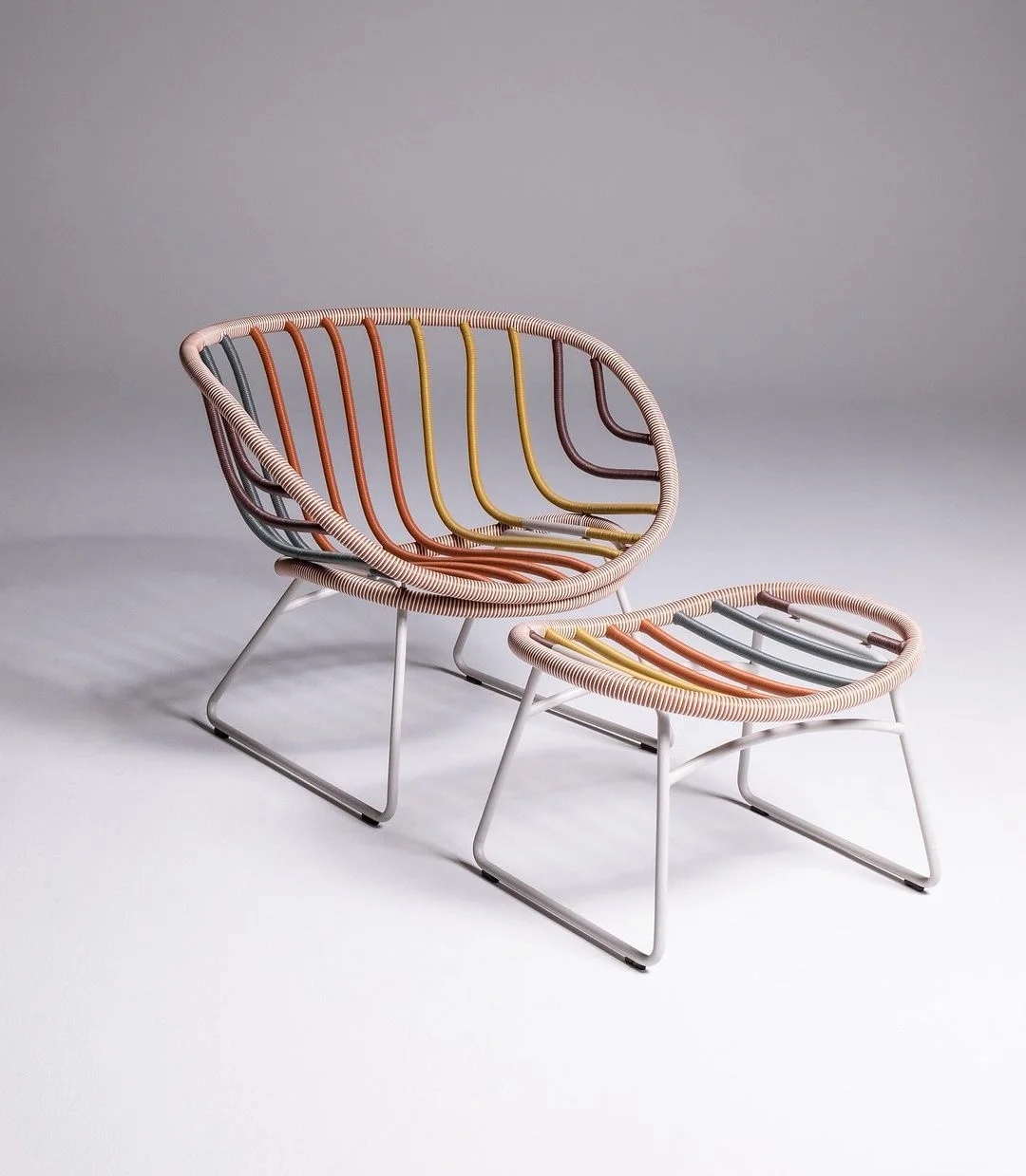 这款椅子与脚凳,简直是家居界的新宠儿!