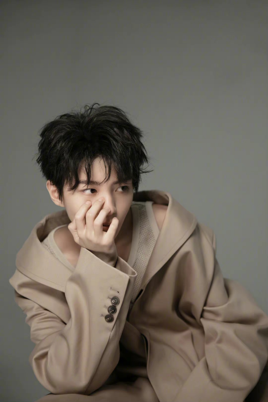 春运最in街拍# 王俊凯《ellemen》大片花絮照,俊朗少年露肩撩人.