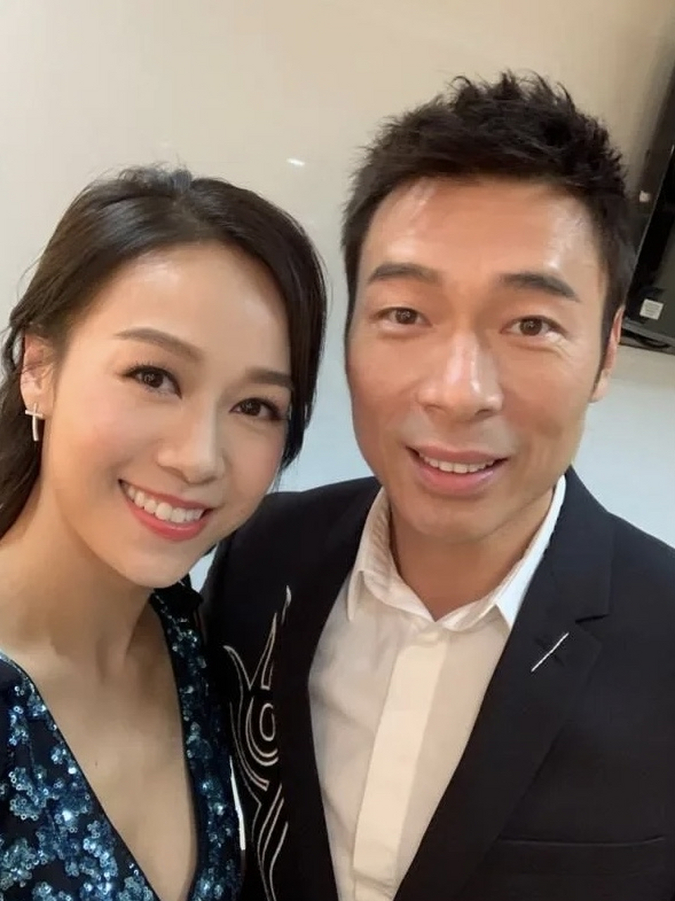 19年4月许志安跟黄心颖在车内摸腿索吻的画面曝光后震惊了娱乐圈.