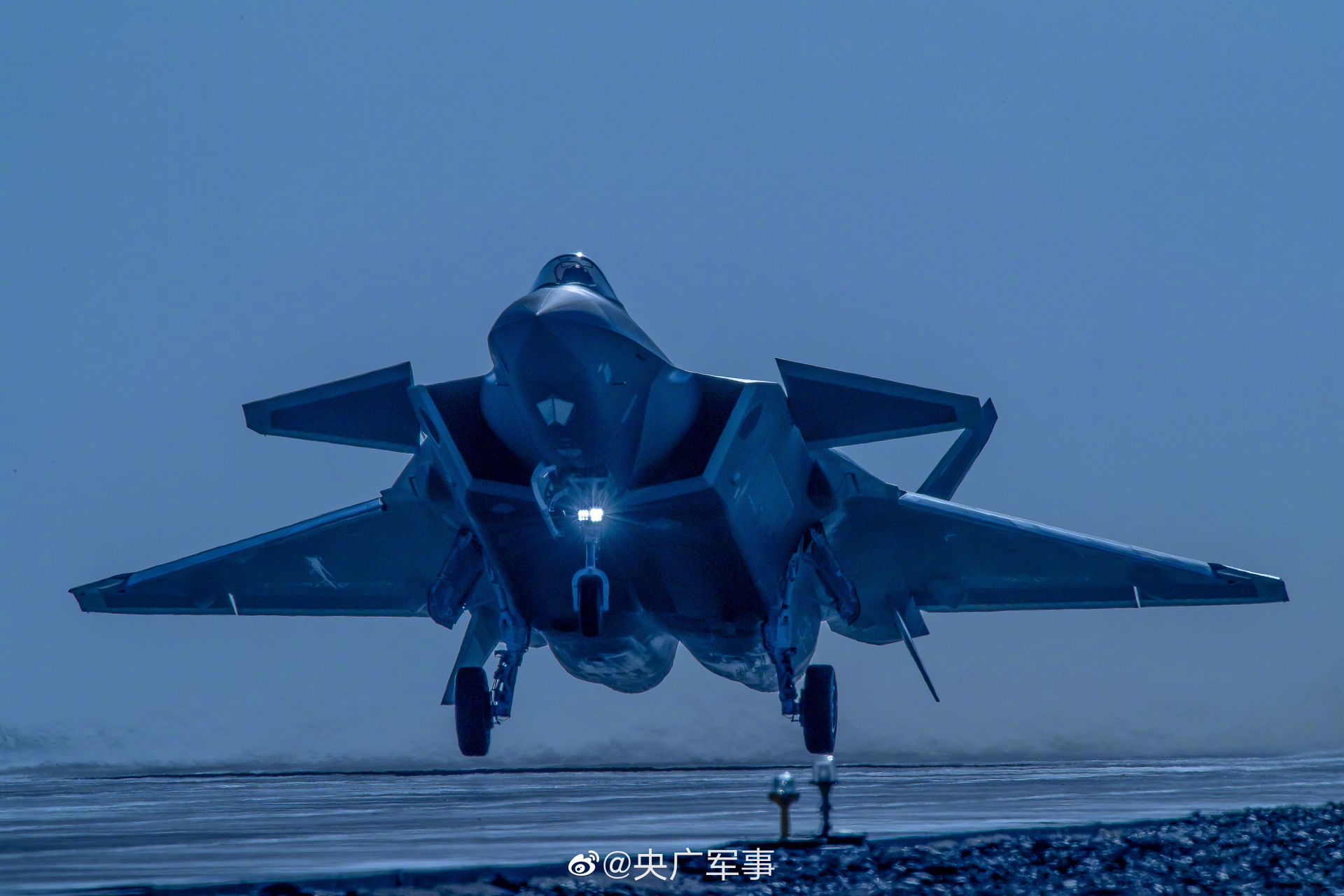 看看中国的歼二零中国的实力,我们中国不再是100年前的中国了,而是