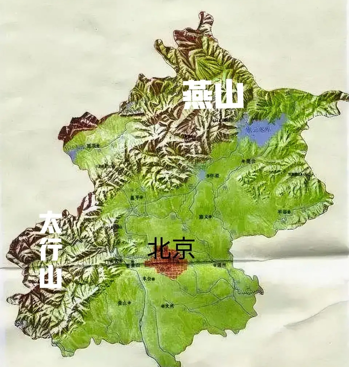 首都北京这块"风水宝地"在地形上体现的"淋漓尽致",理由: 1,北京位于