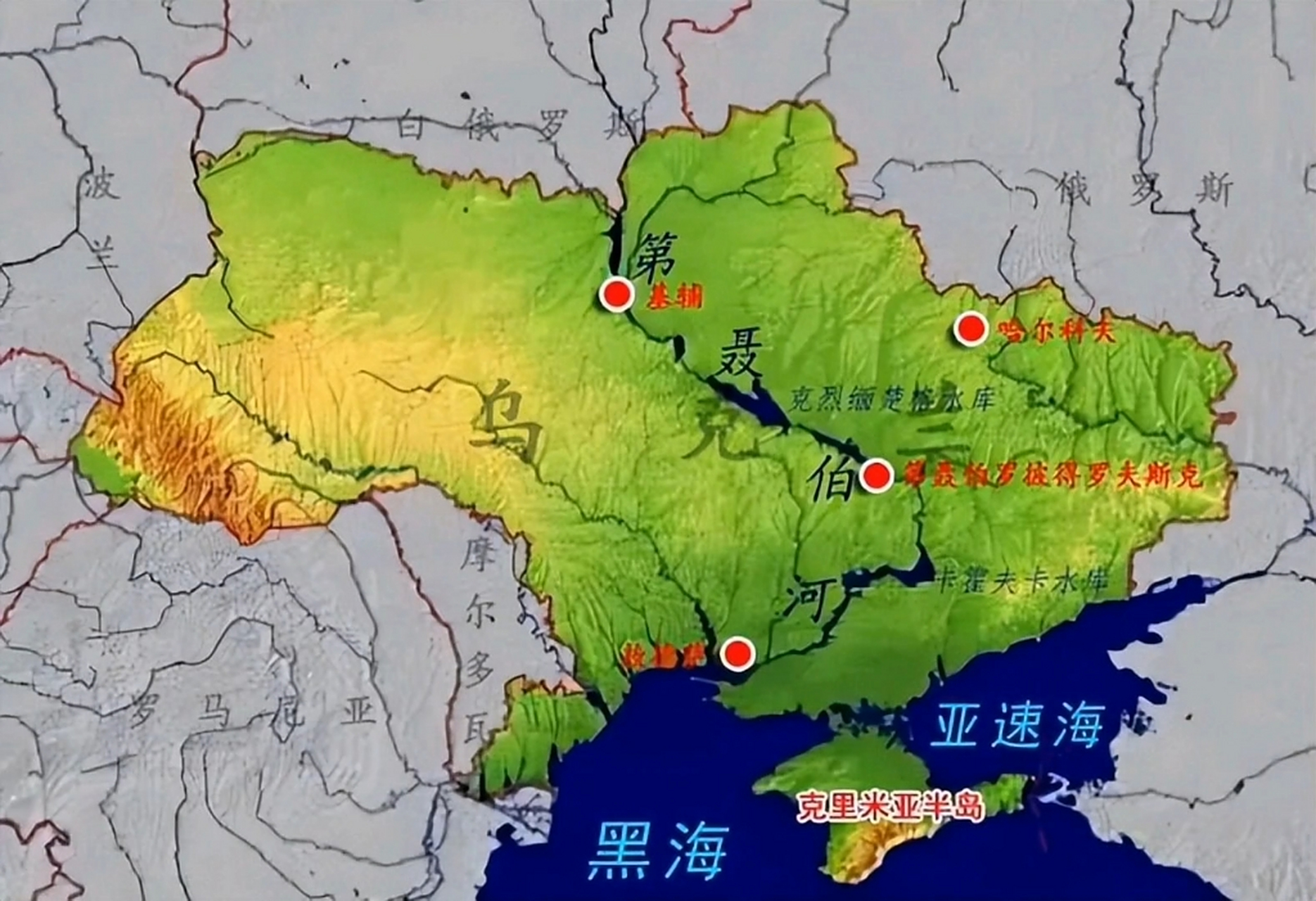 第聂伯河流经乌克兰境内与众多水库相连,看起来不像河流更像"裂谷"