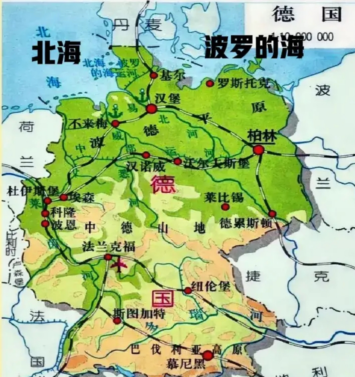 首都柏林分布于德国东北部,周围也没有"卫星城"围着首都转.