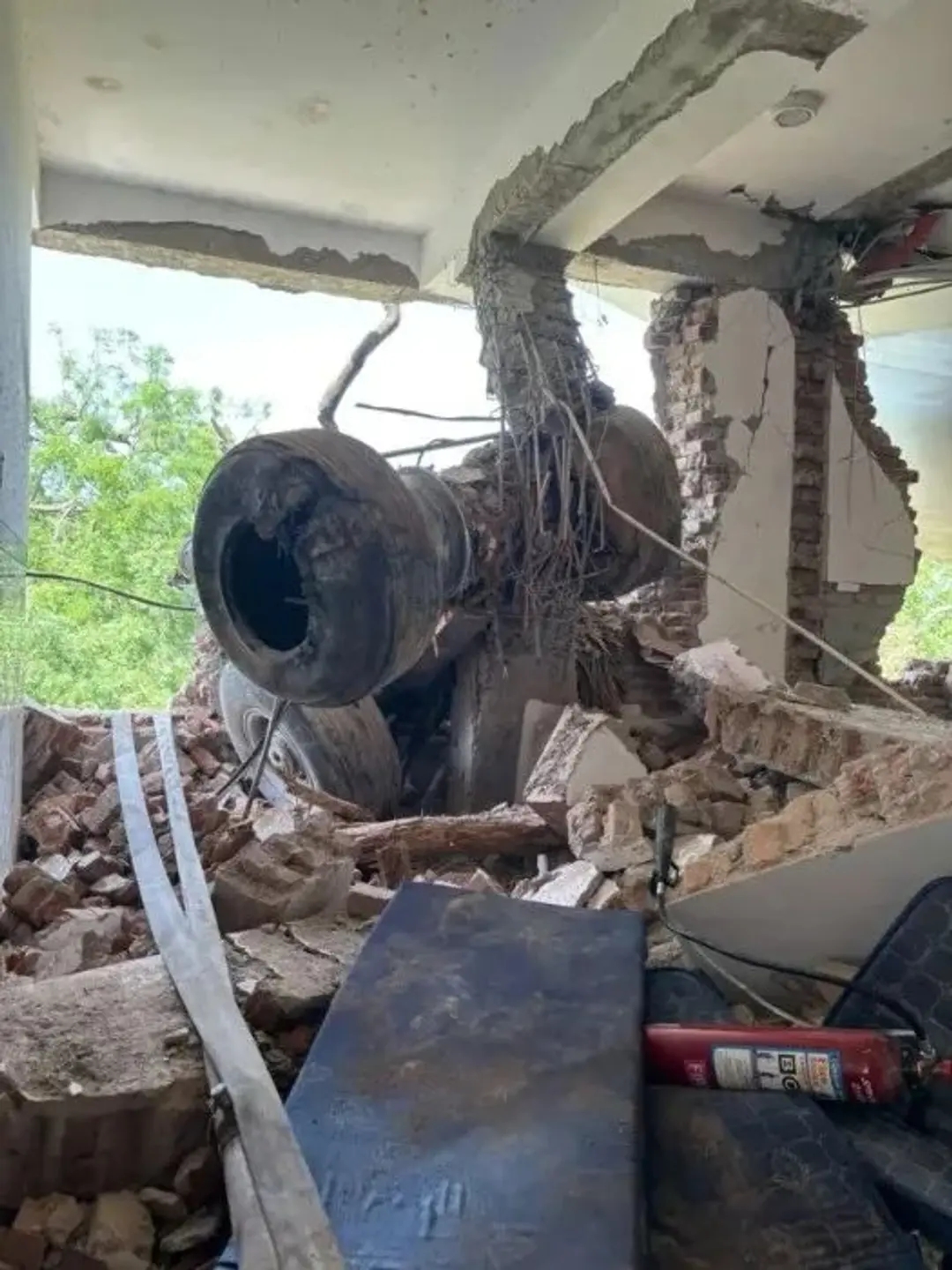 据斋用妻在生命最后的几个月内,老公瘦只剩下骨肉,需要靠骑马椅出行