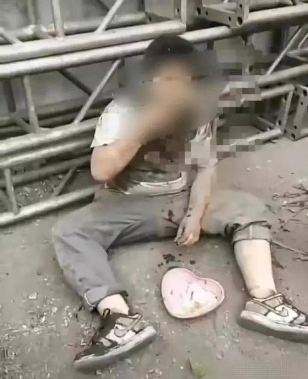 介休十三岁少年被逼吃粪便4.