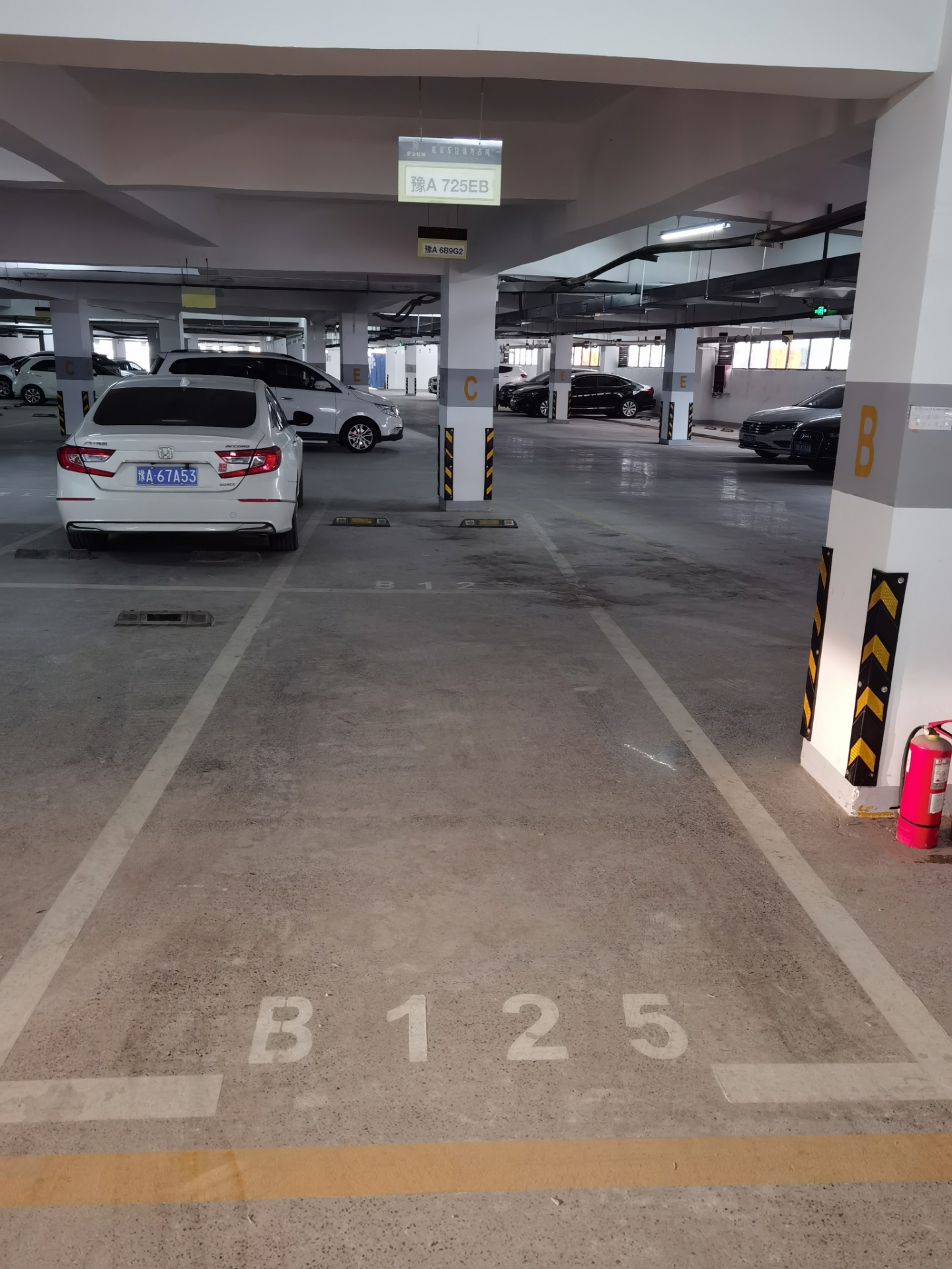 在她看来,这可是个绝对的"投资",毕竟在如今这个停车难的时代,能拥有