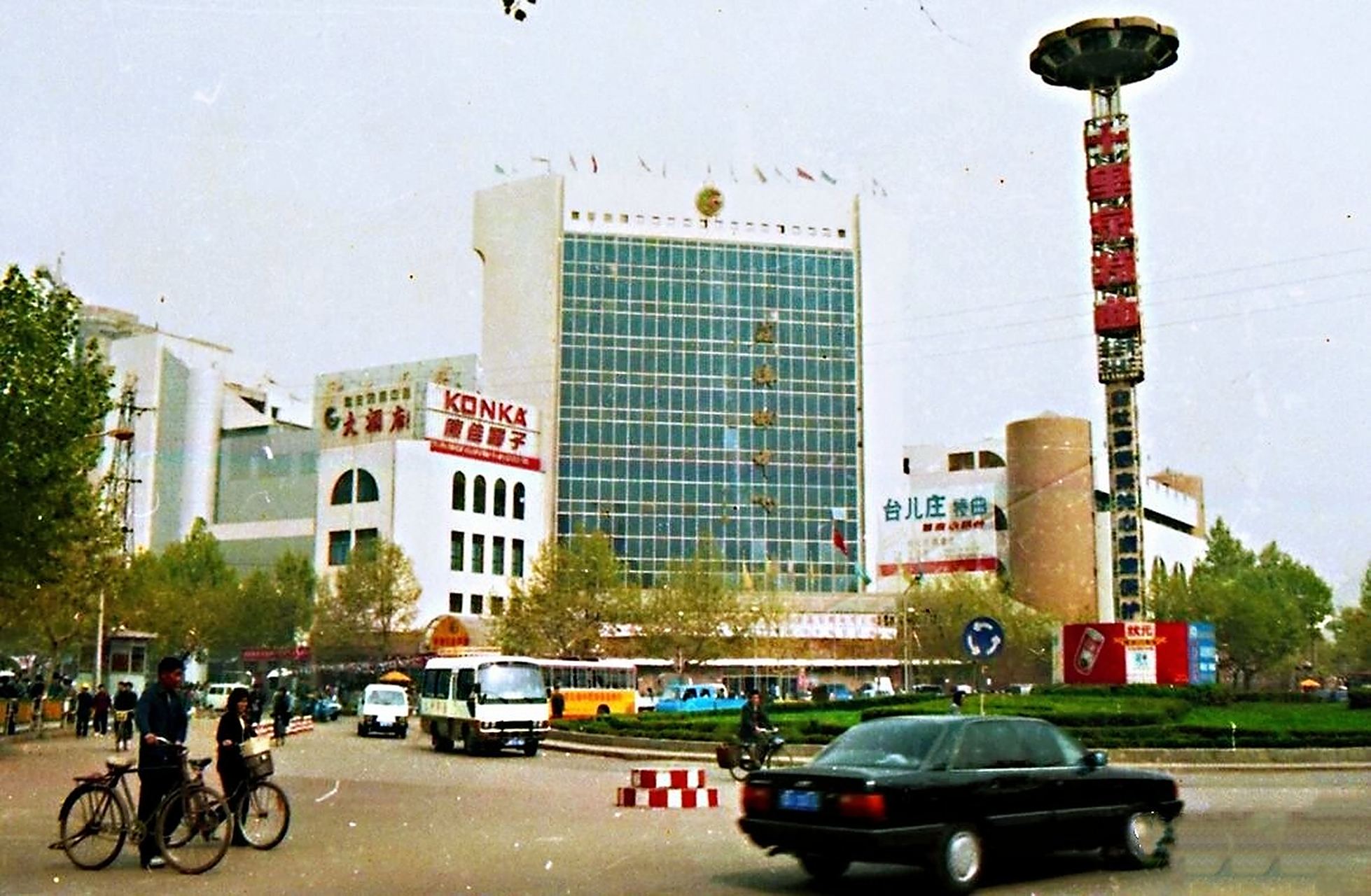 翻开尘封老照片,回忆枣庄旧时光,这是一张90年代的三角花园老照片.