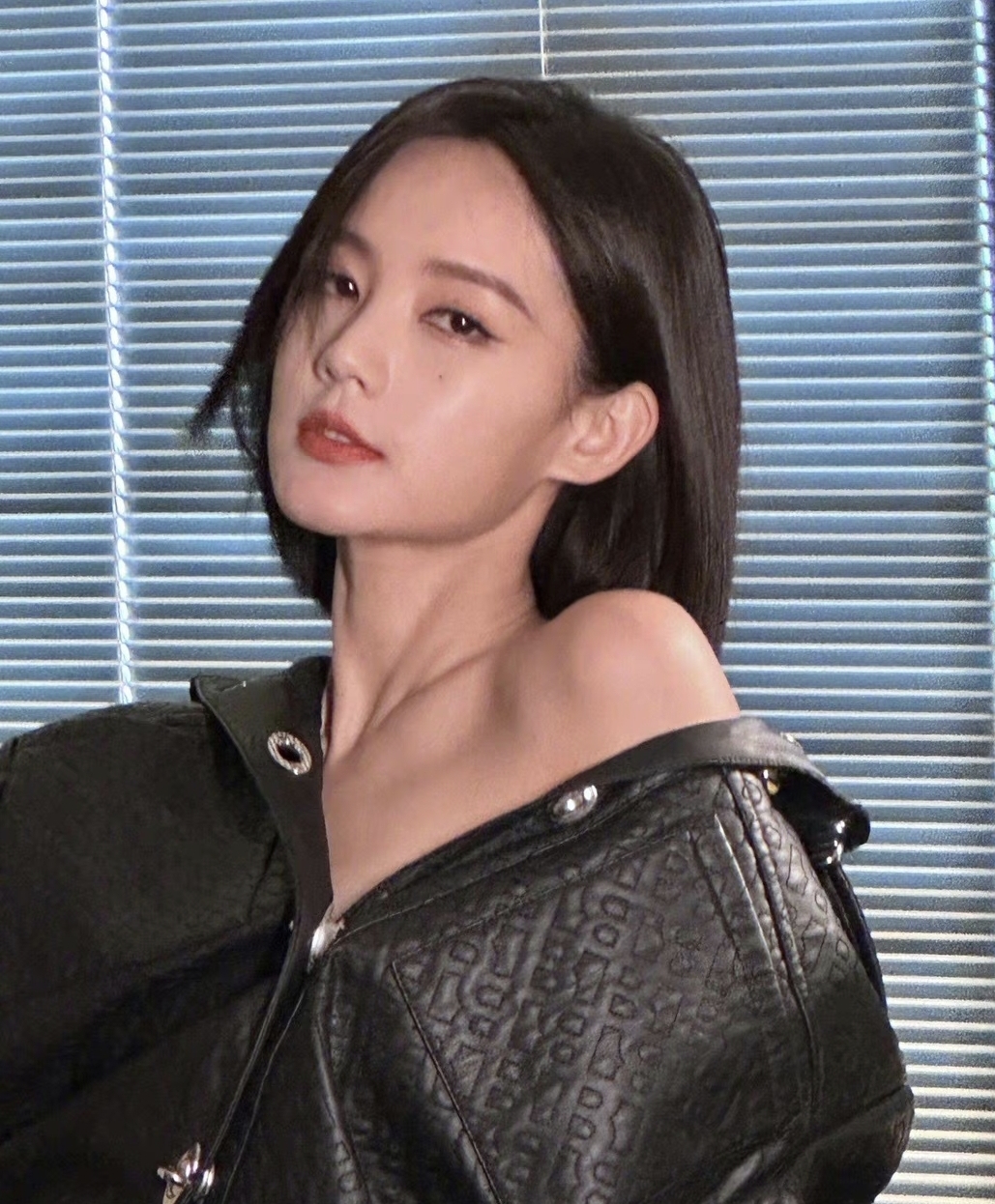 白敬亭和宋轶不仅在北京住一起,在横店也买了房住一起. 2.