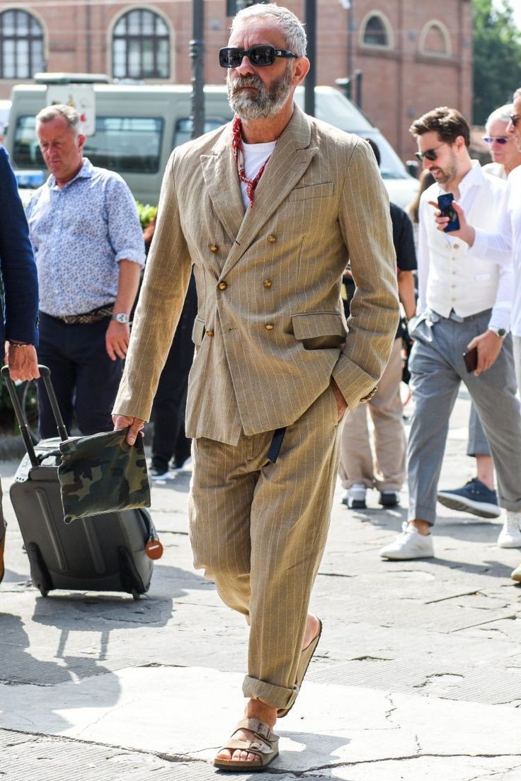 西装配拖鞋,凉鞋你能欣赏得了么?