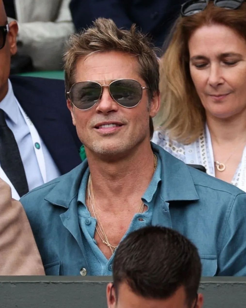 温网决赛现场的布拉德皮特一身雾蓝色横机针织polo衫搭配同色系猎装