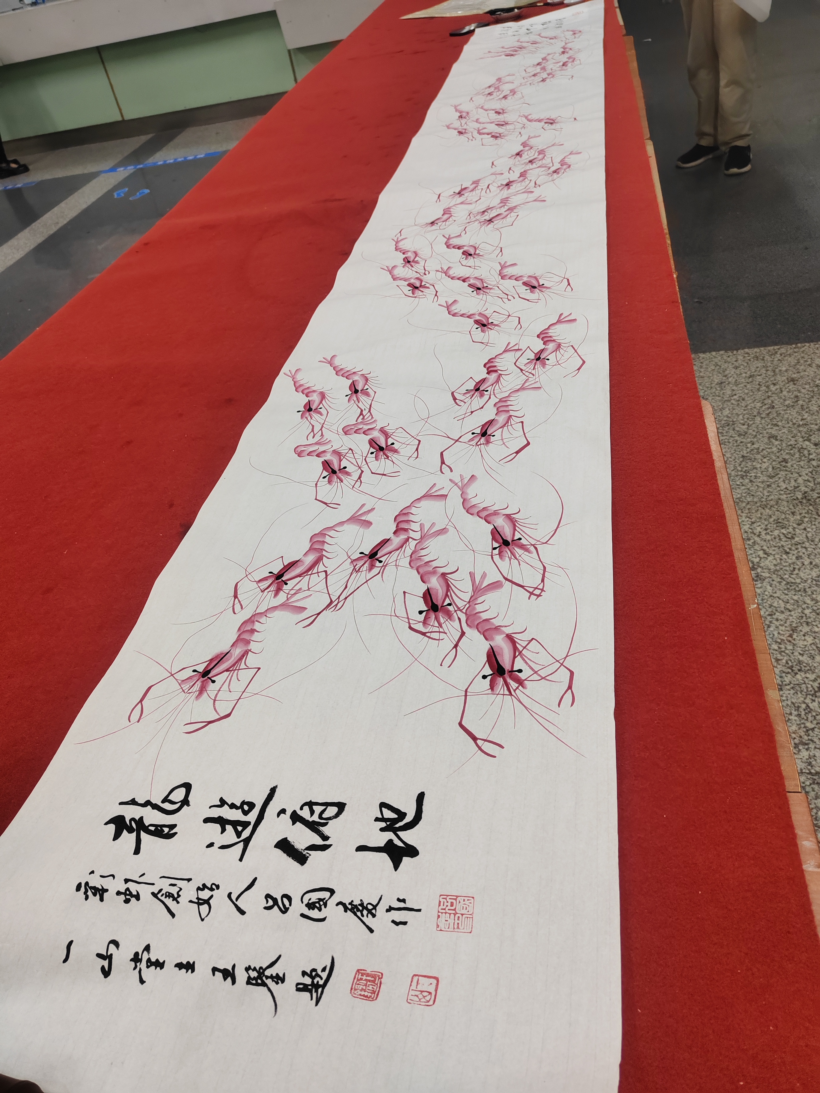 吕国庆简历 辽宁沈阳人,中国当代画家,书画艺术传承人,国家一级美术师