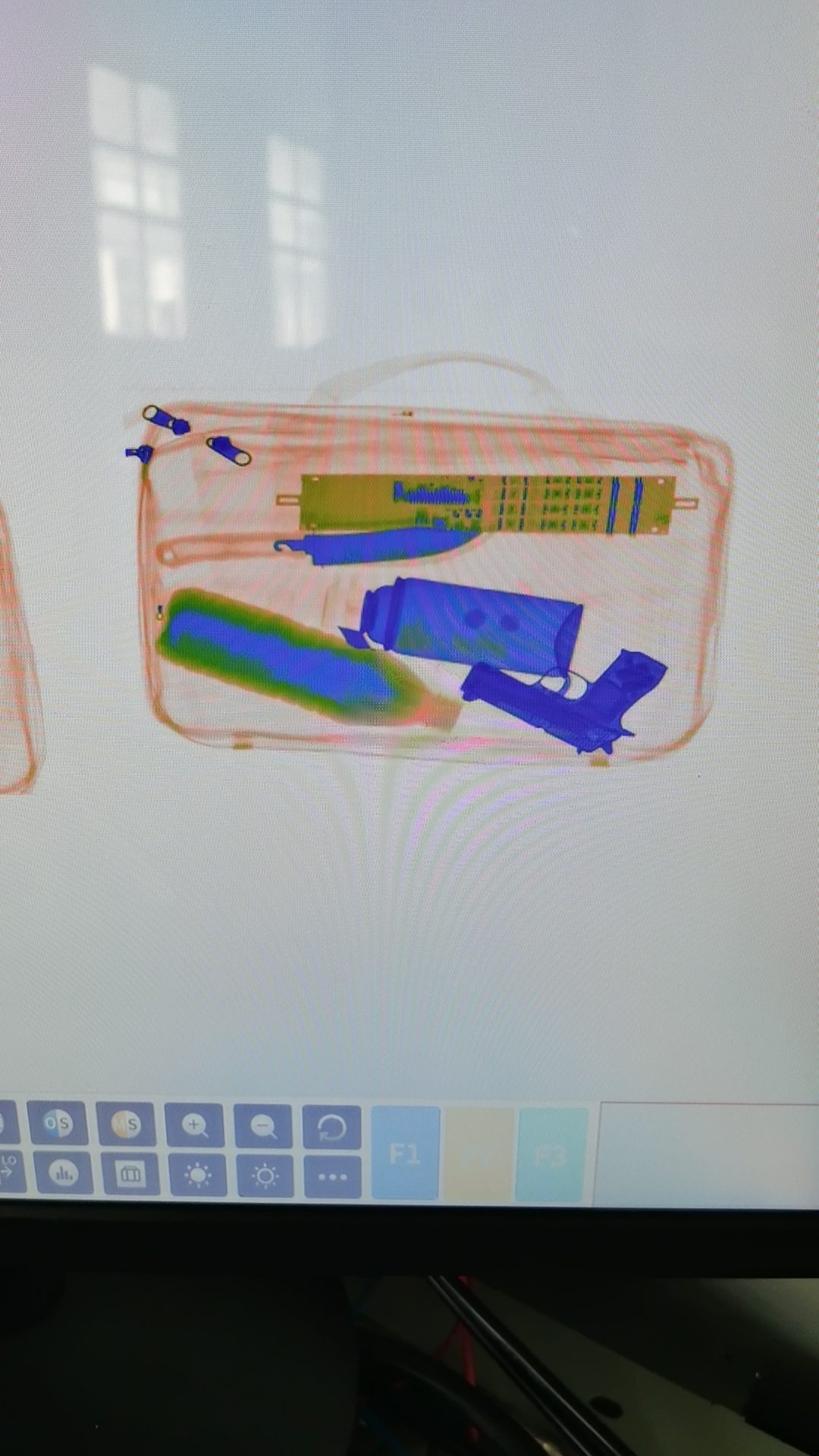 安检机过包图像