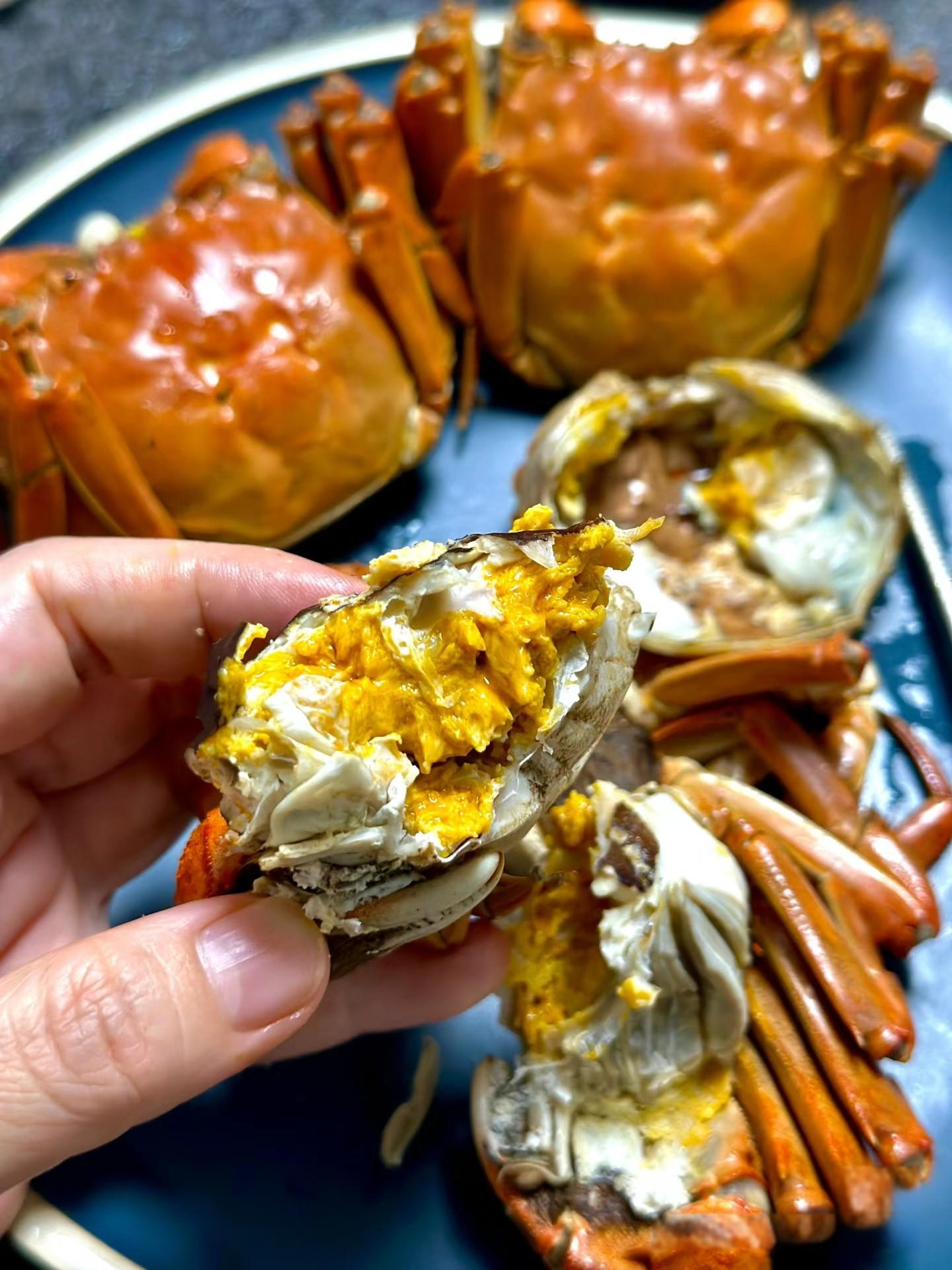 这蟹肉,饱满金黄,蟹黄诱人,简直是海鲜控的福音!