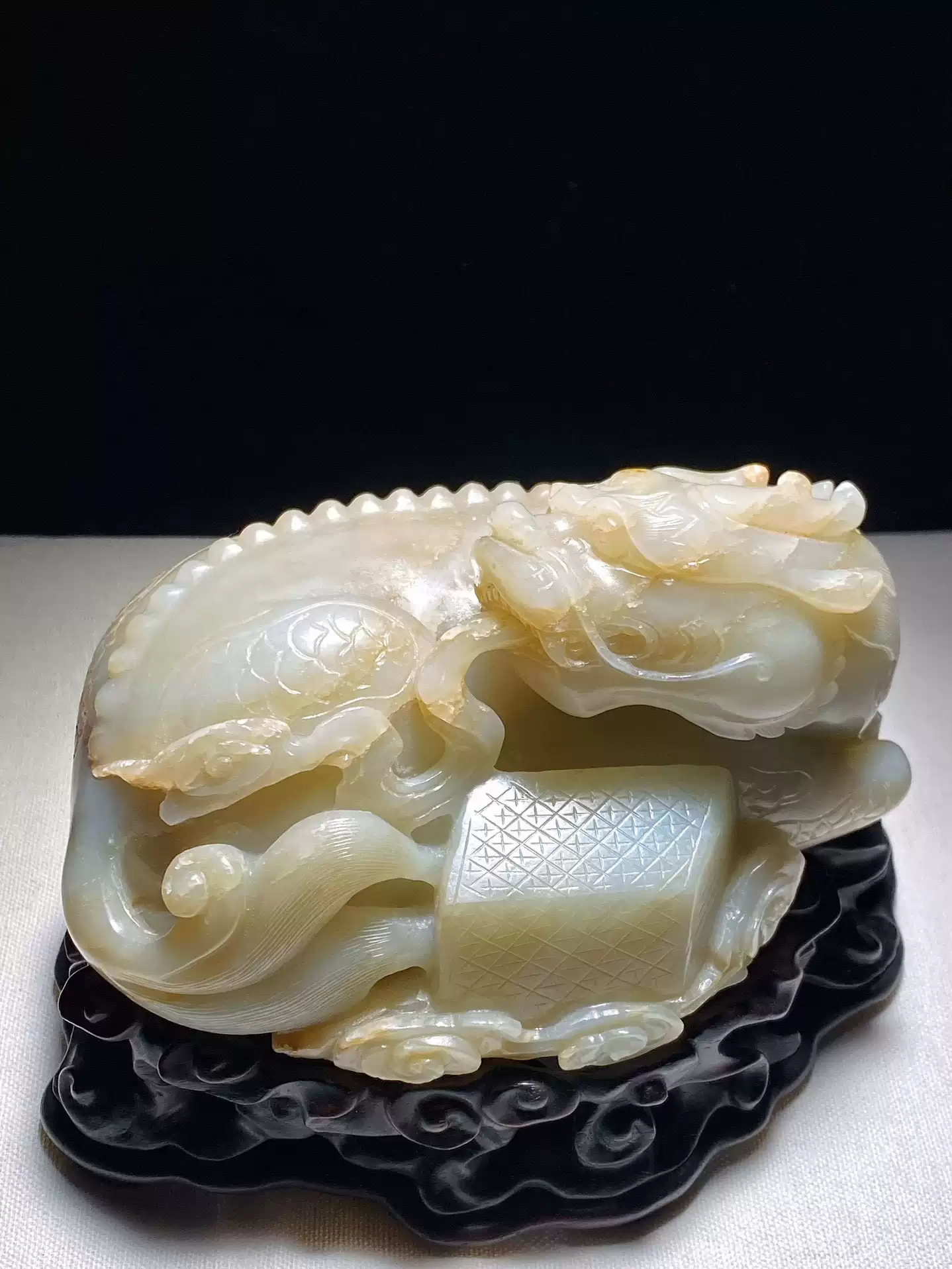 清乾隆 和田玉籽料 白玉受沁 麒麟负书 麟吐玉书 摆件 长14 宽10.