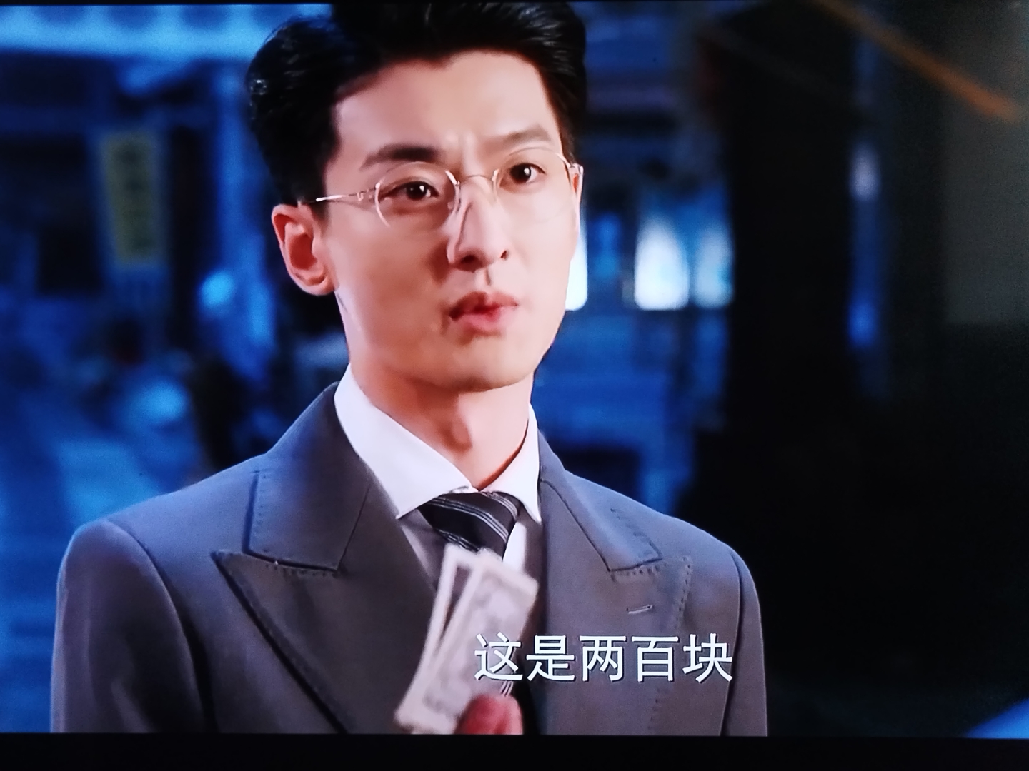 看一部电视剧,有个情节,台词是他欠你多少钱?说欠款100大洋