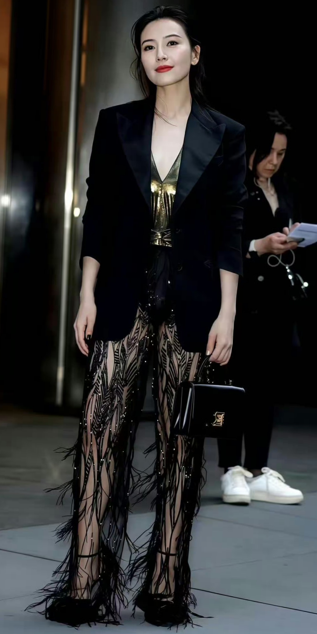 高圆圆一袭黑金搭配优雅迷人,气质出众#时尚穿搭# #动态连更挑战