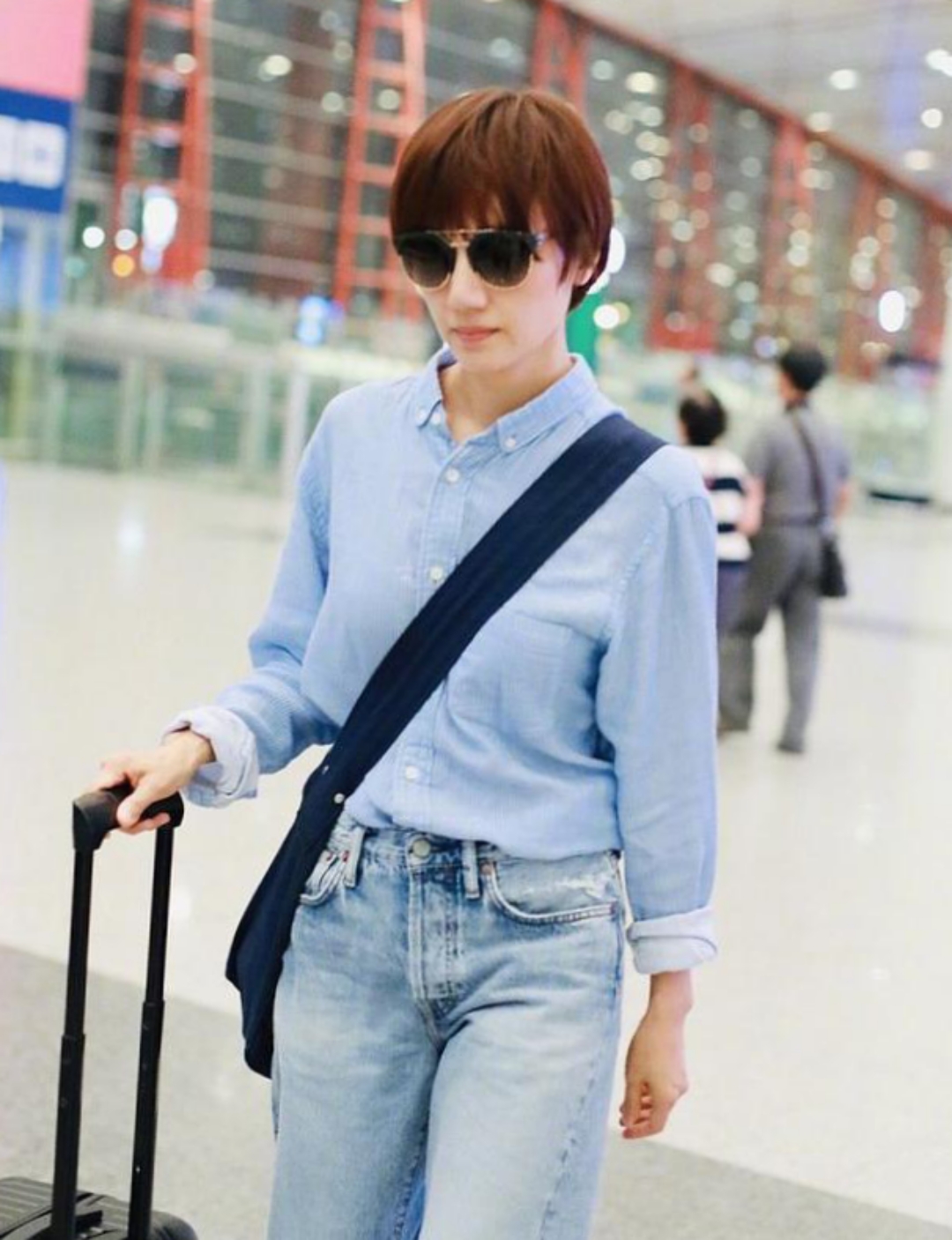 袁泉机场照,蓝衬衫配牛仔裤,简单又清爽#明星穿搭# #动态连更挑战