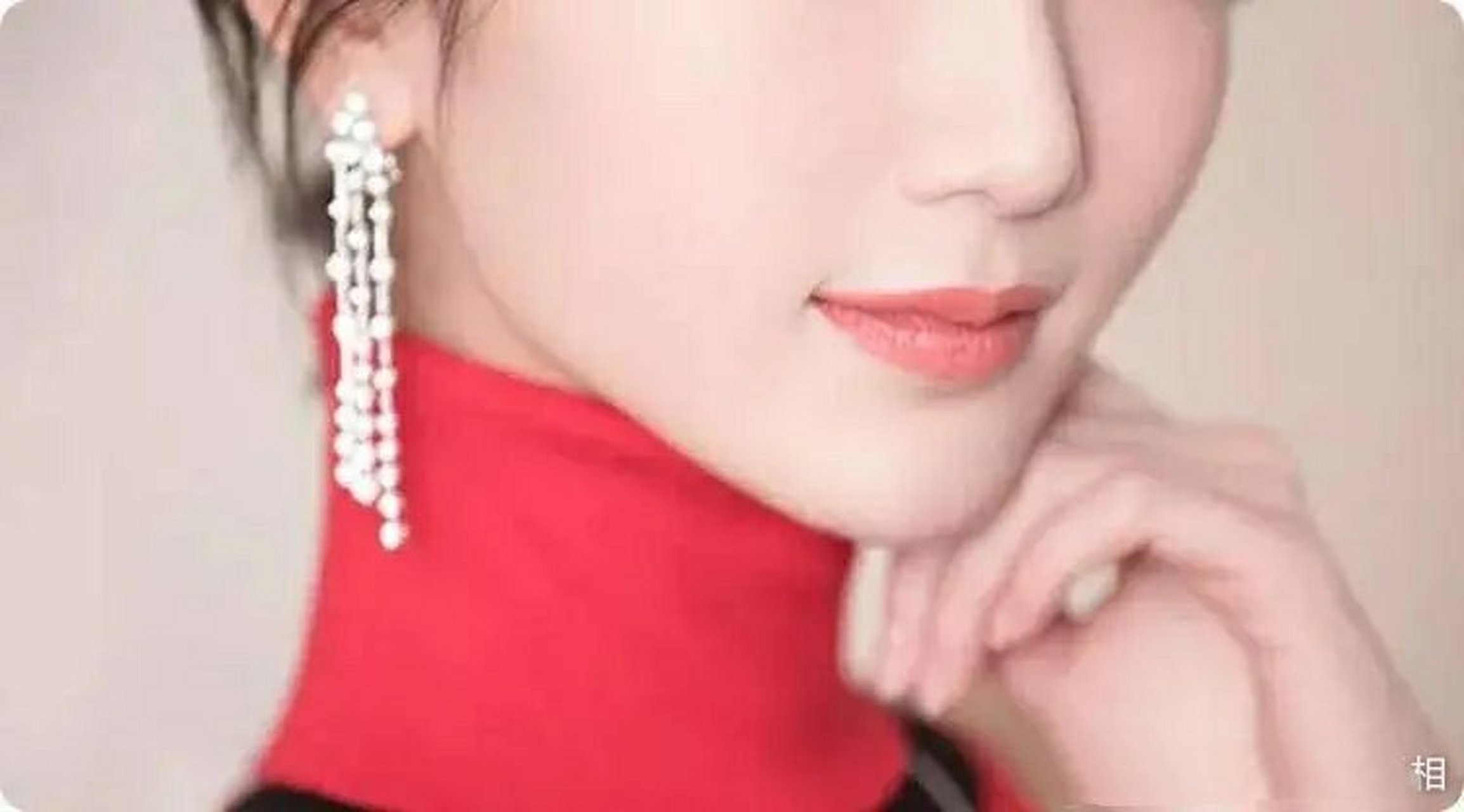 仰月口的特征是口如上弦月般弯曲向上,两边略微往下走,嘴唇红润,牙齿