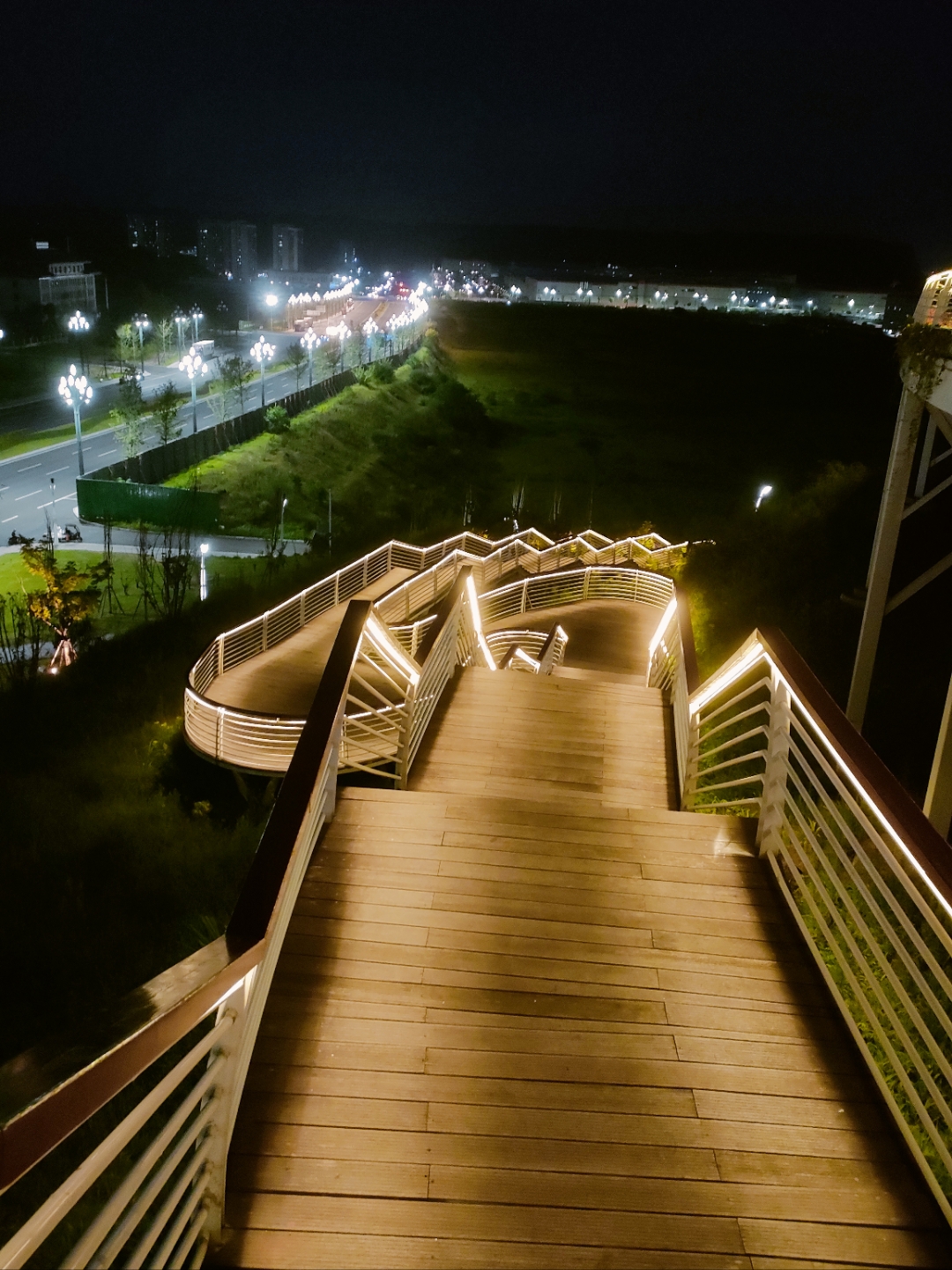 妈就天天在我耳边叨叨叫我赶紧找个工作,好供房