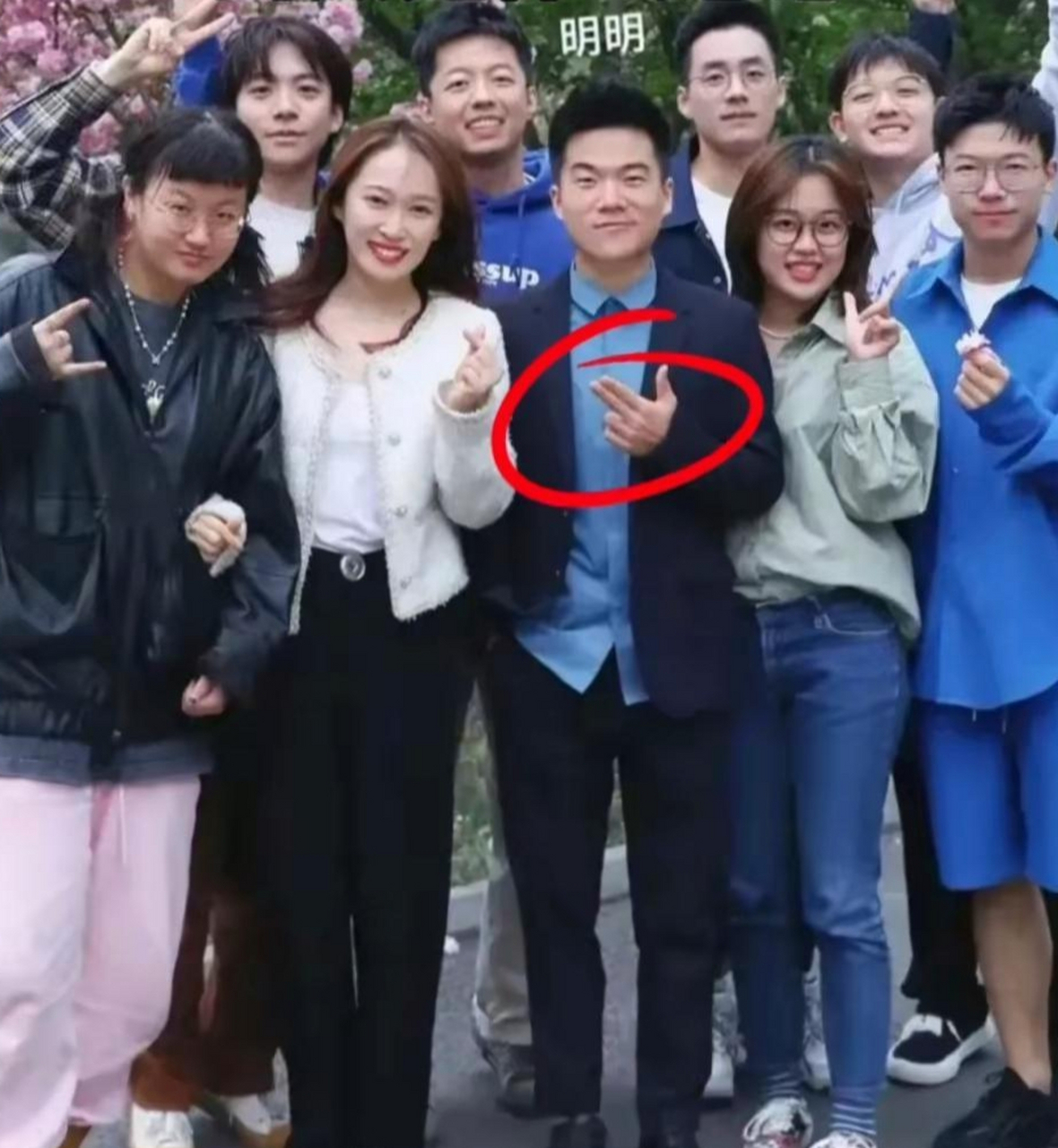 看到这个手势,我想去一句话: 二八在手,后一句是啥来着?