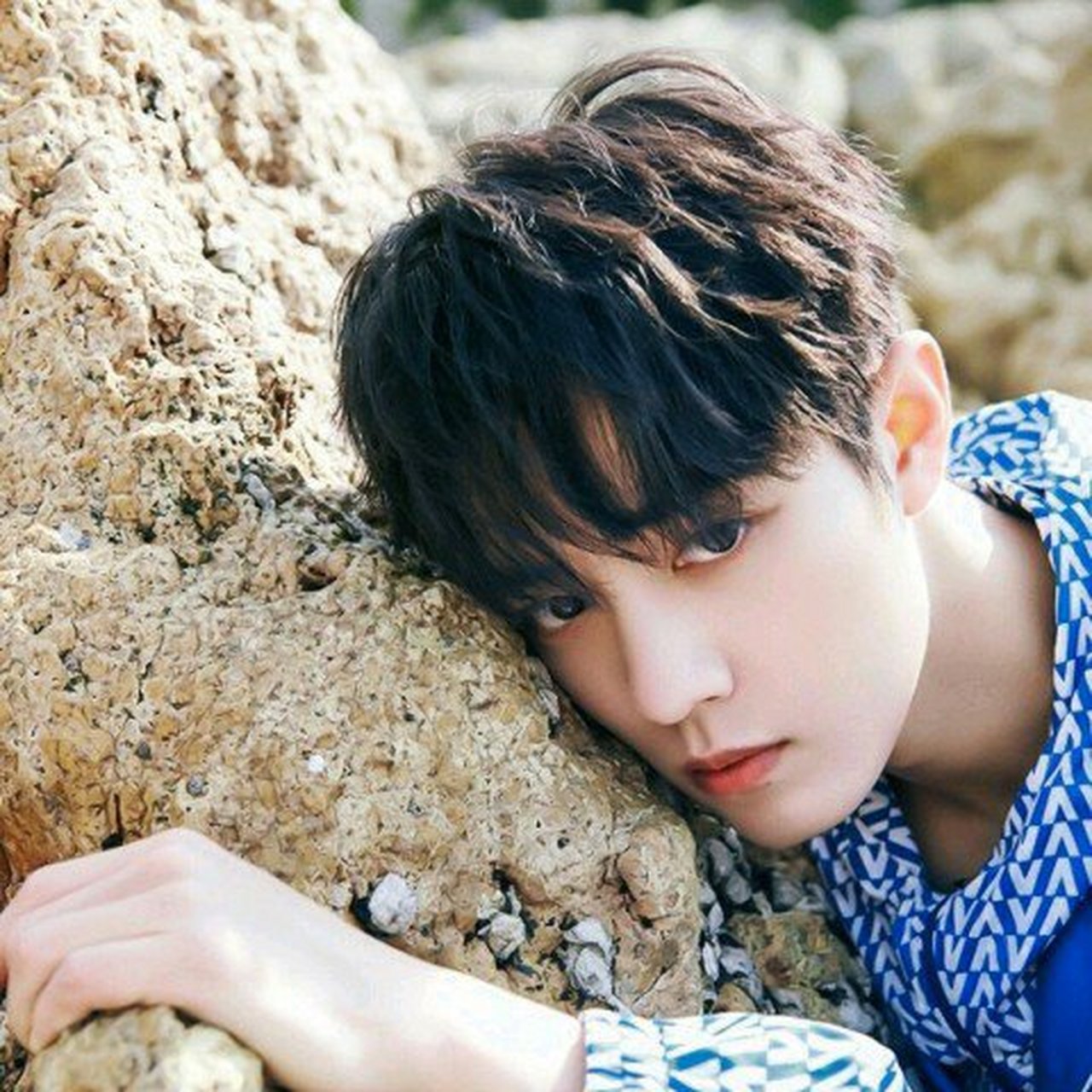 今天老师告诉了我们两个字一个是"俗"一个是"仙"他说人在谷种走为俗字