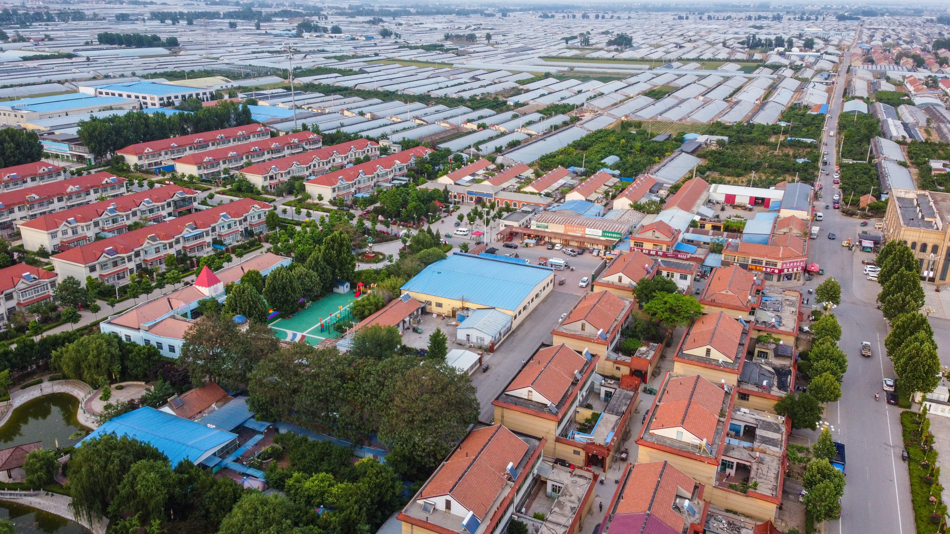 三元朱村位于山东寿光市孙家集街道,是我国冬暖式蔬菜大棚的发源地.