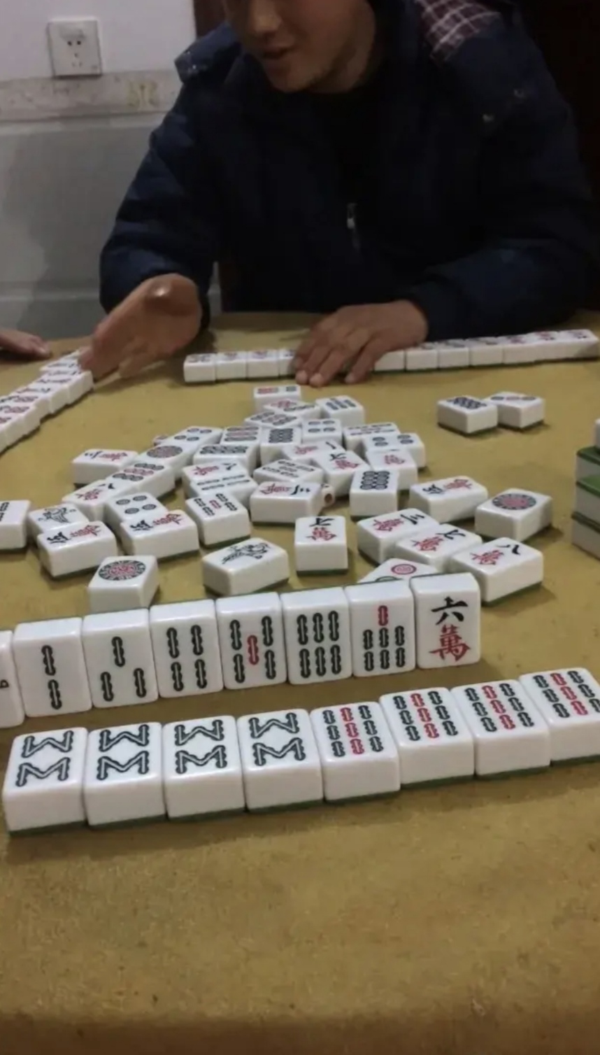 发小回家第二天,就打麻将输掉了仅有的一万元,昨晚打电话找我借钱,当