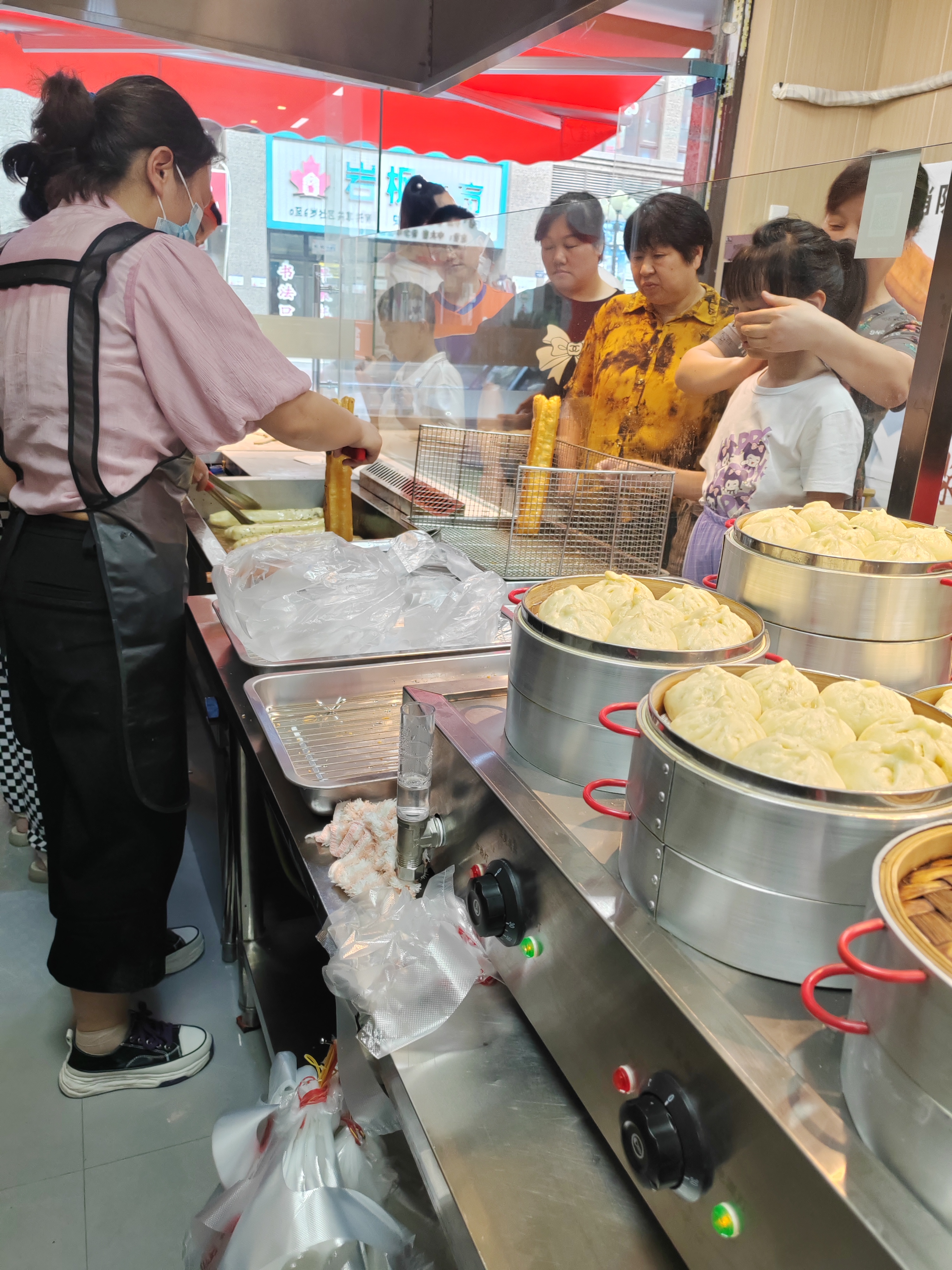 我们小区新开了一家油条店,这家名为"油条万家"的生意真是无比火爆