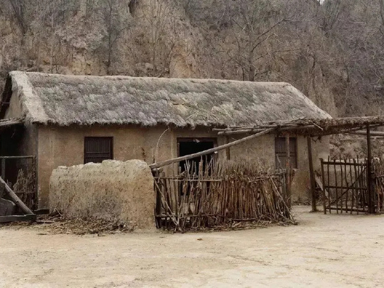 时光荏苒,在如今的时代,这样的茅草屋已几乎绝迹,它