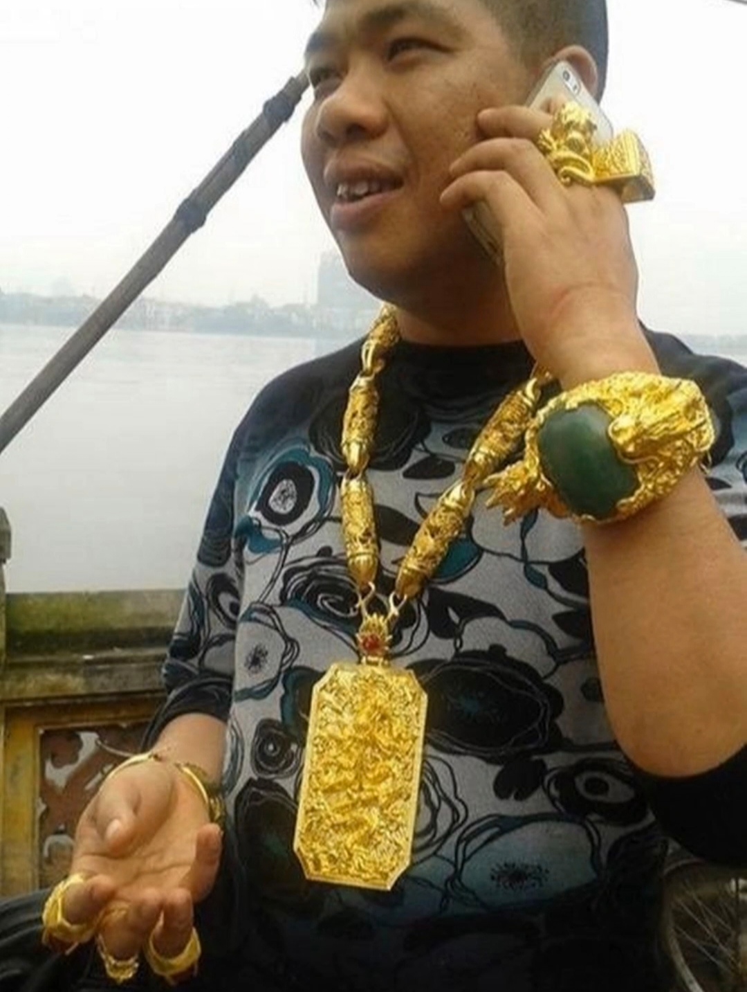 不怕贼惦记麓髀渲赋蠼鸾渲搞笑戴黄金大哥胖手戴满黄金图片