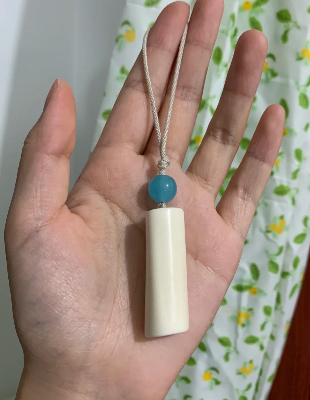 对象朋友送我一小块羊腿骨,打磨了一下编了一个手把件,还可以挂包上