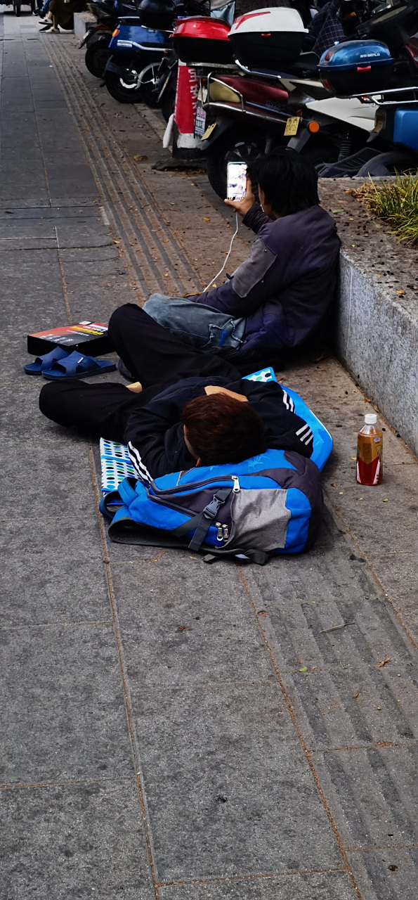 这是什么样的乞丐,把自己作贱成这个样子,你说他是乞丐吧!