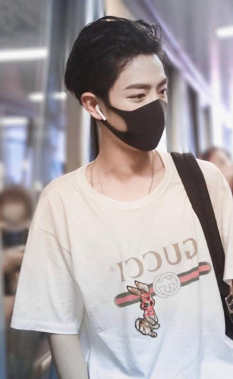 肖战戴口罩是遮什么的?就是一根头发丝粉丝都能认出来.