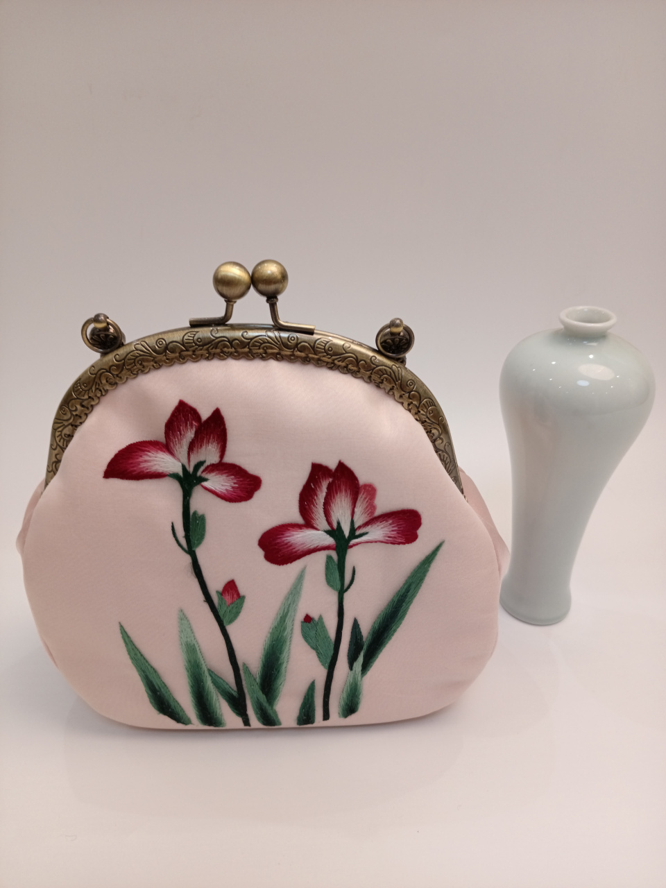 莲心苏绣工艺品,南京秦淮区夫子庙街道大石坝街31号101室,9:00~23:00