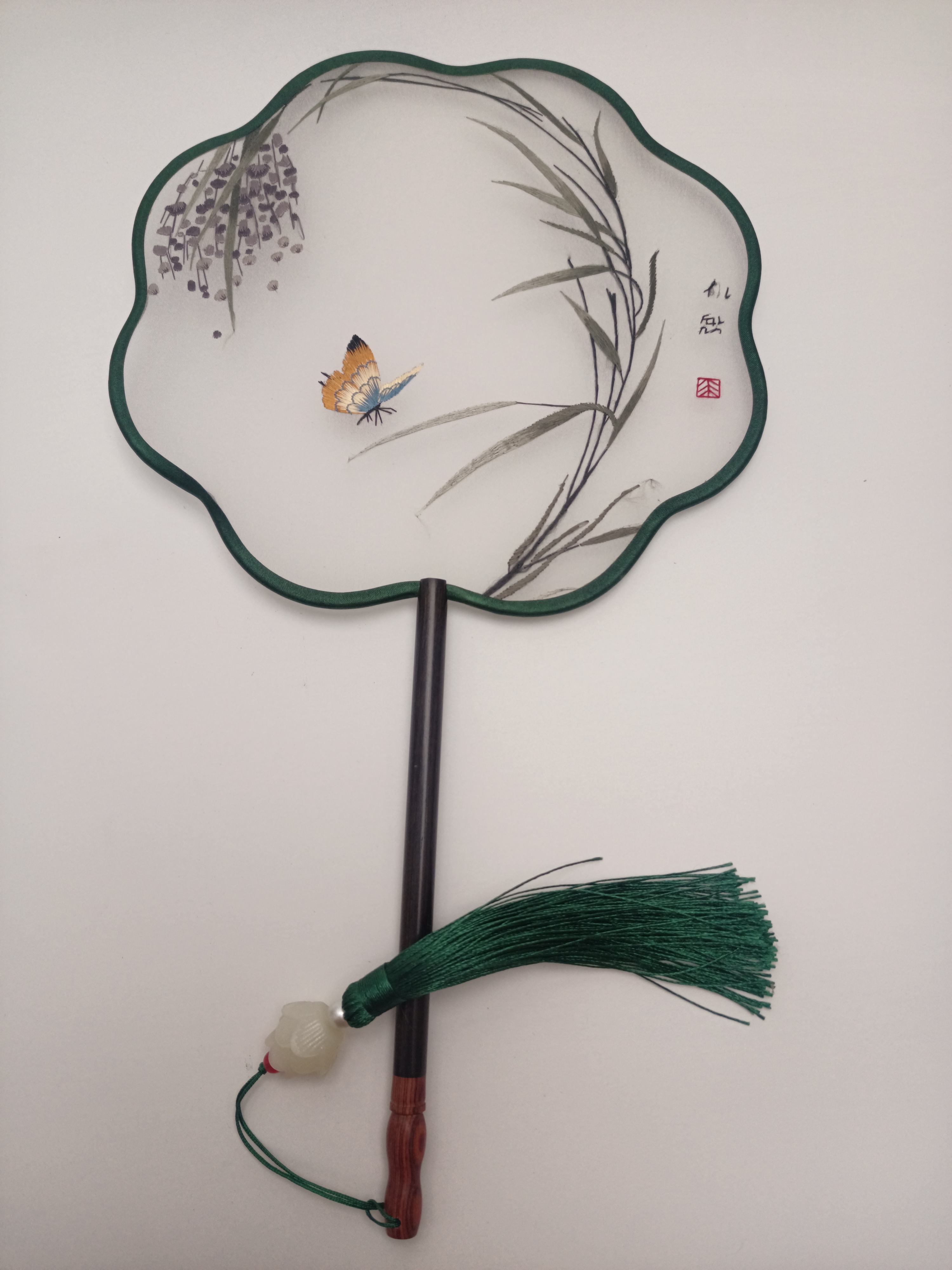 这把苏绣团扇真好看,蓝花配透明扇面,清新脱俗,我要是会跳舞,肯定用它