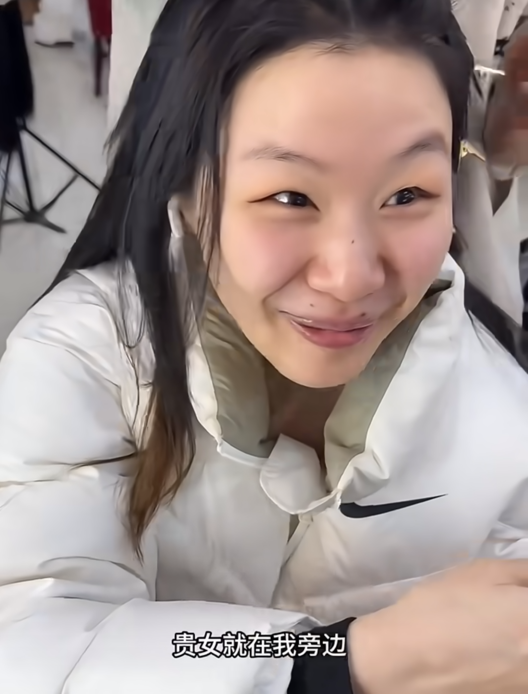 看,而且边看边给陈都灵讲她推测的剧金靖直播意外回放图片金靖素颜
