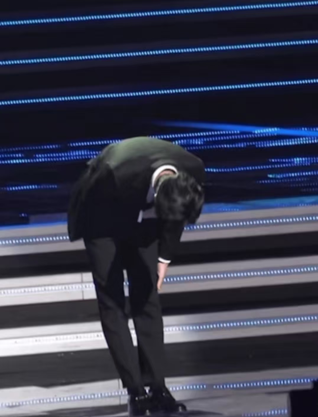 而且每次鞠躬前会将分开的双脚并拢,然后再弯腰鞠躬!