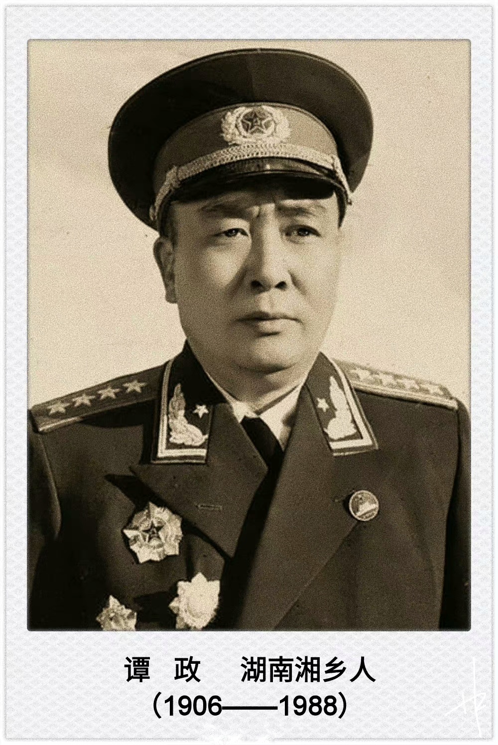 1988年11月6日,原解放军总政治部主任谭政大将病逝,享年82岁.